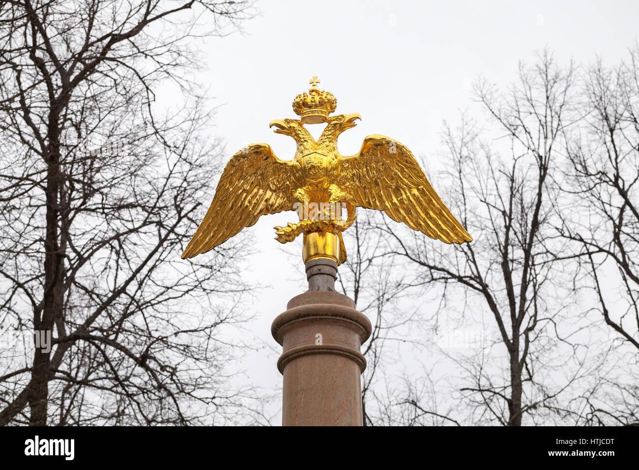 Goldenen Doppeladler, montiert auf Steinsäule, Wappen der Russischen Föderation Stockfoto