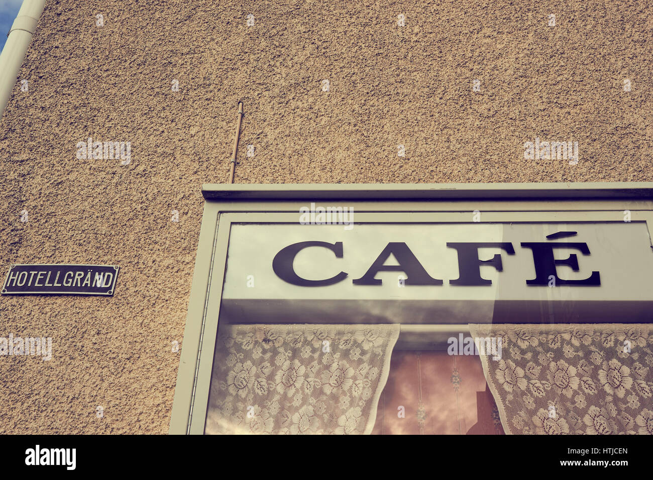 Cafe Zeichen und Spitzen Vorhang, Vaxholm, Schweden, Scandinavia Stockfoto