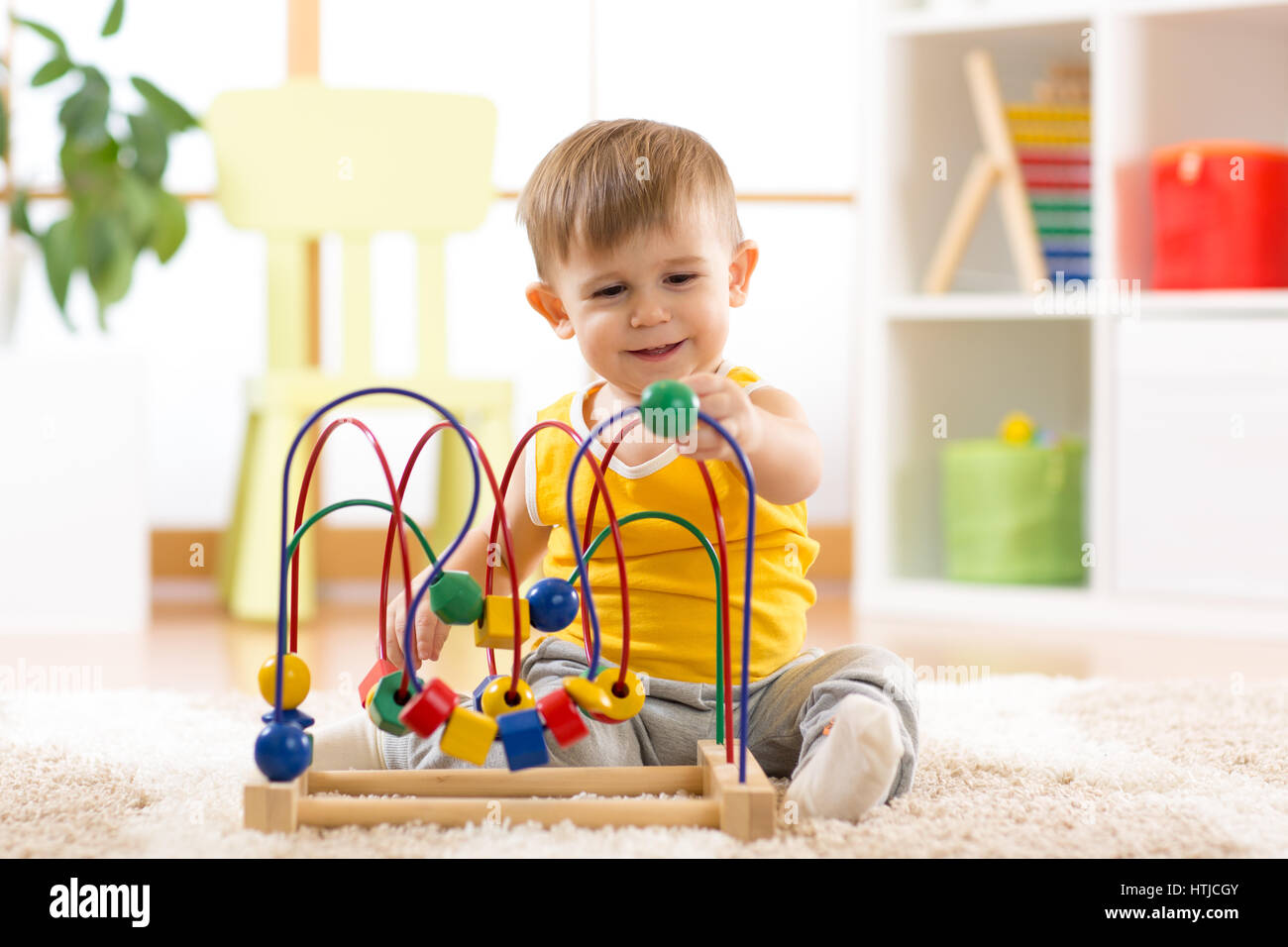 Kind Junge spielt mit Bildungs-Spielzeug zu Hause oder im kindergarten Stockfoto