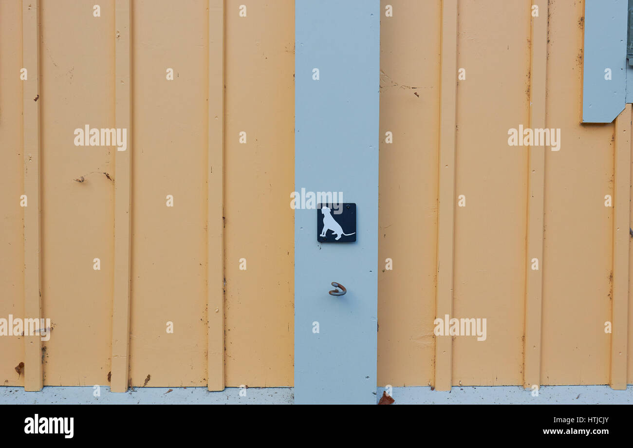 Haken zum Befestigen eines Hundes auf Holzgebäude, Schweden, Scandinavia Stockfoto