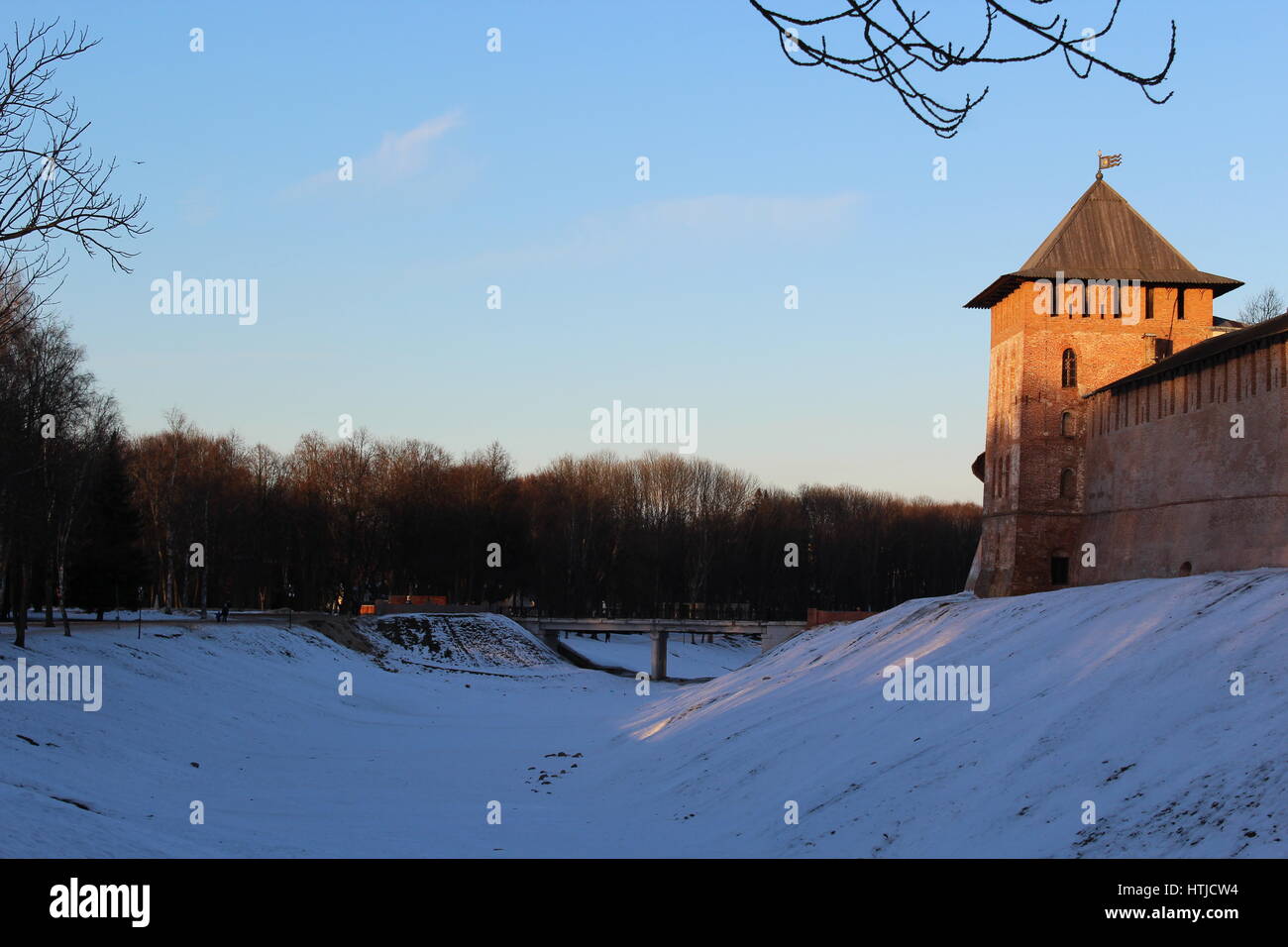 Nowgoroder Kreml an einem Wintertag. Februar 2017. Die Festung wurde im Mittelalter erbaut und nun ist die wichtigste touristische Attraktion in der Stadt. Stockfoto