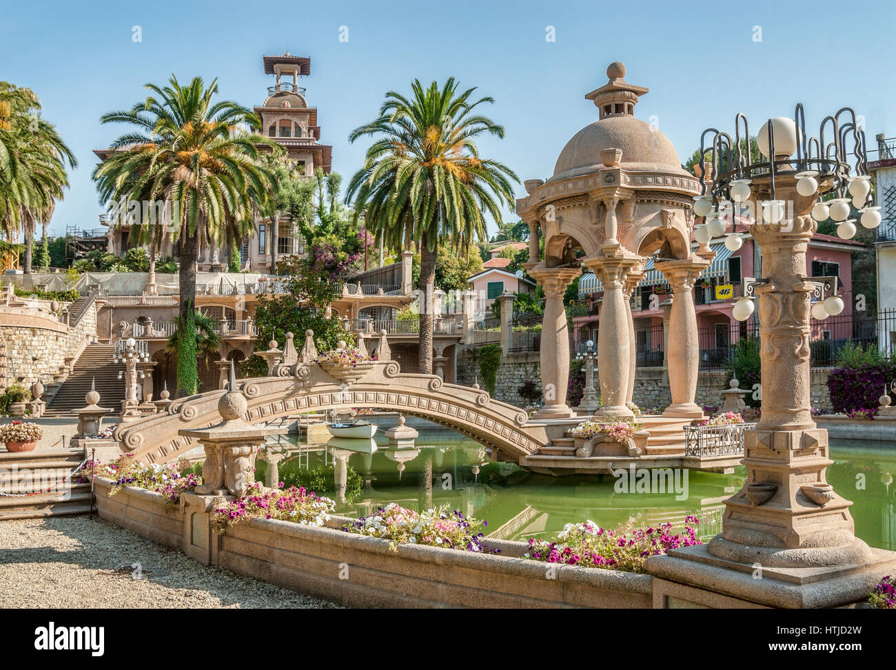 Park und die bizarre Architektur der Villa Grock in Ornelia, Imperia, an der ligurischen Küste, Nord-West-Italien. Stockfoto