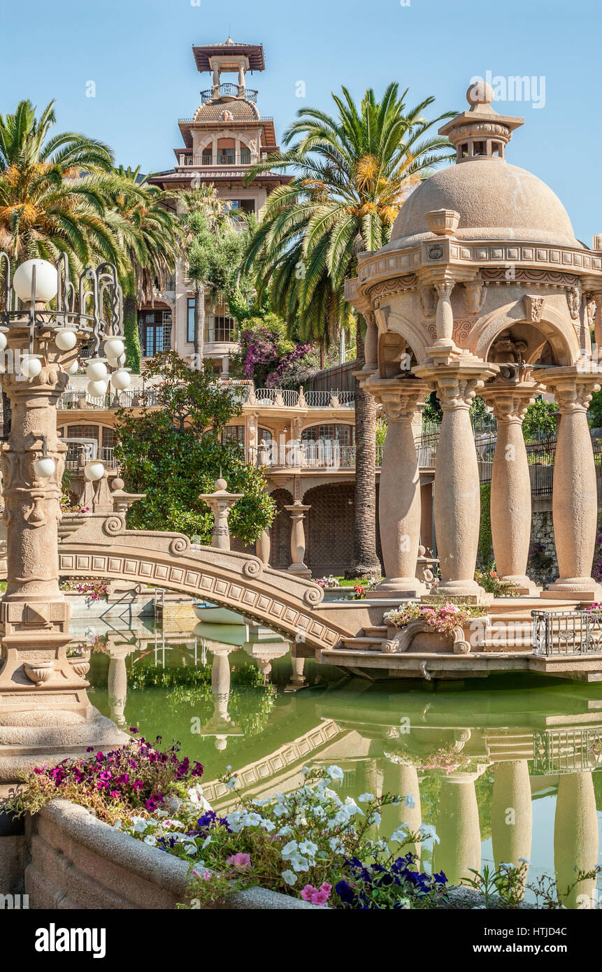 Park und die bizarre Architektur der Villa Grock in Ornelia, Imperia, an der ligurischen Küste, Nord-West-Italien. Stockfoto