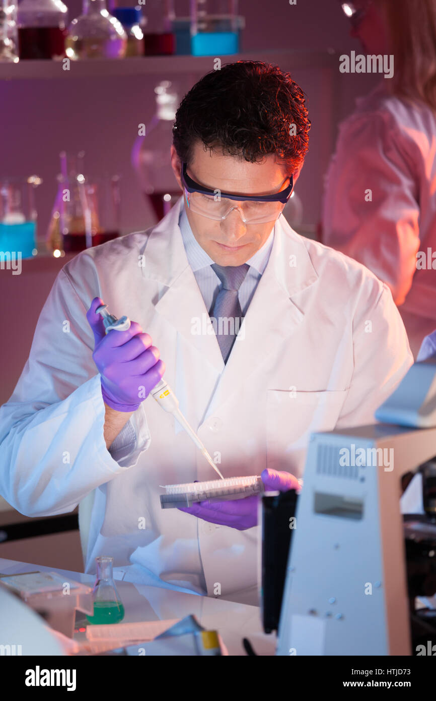 Forscher im Labor pipettieren. Stockfoto