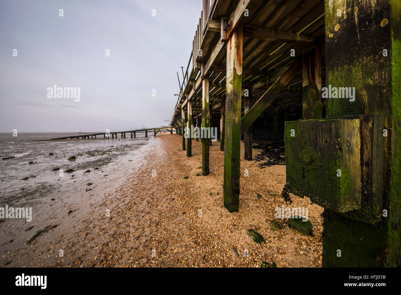 Yachtklubdeck und Slipway in Chalkwell, Essex, an der Themse Mündung. Grünalgen gebeiztes Holz Stockfoto