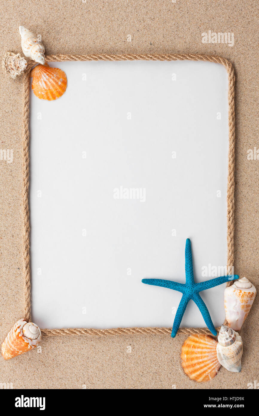 Schöner Rahmen Seil und Stern, Muscheln mit einem weißen Hintergrund auf dem Sand, mit Platz für Ihr Bild, text Stockfoto