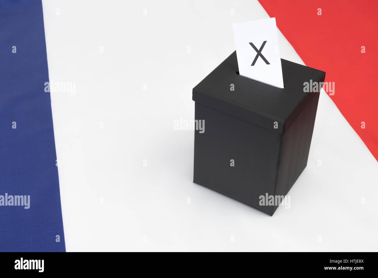 Kleine Black Box auf französischer Trikolore-Flagge - als visuelle Metapher für die französischen Parlamentswahlen. Stockfoto