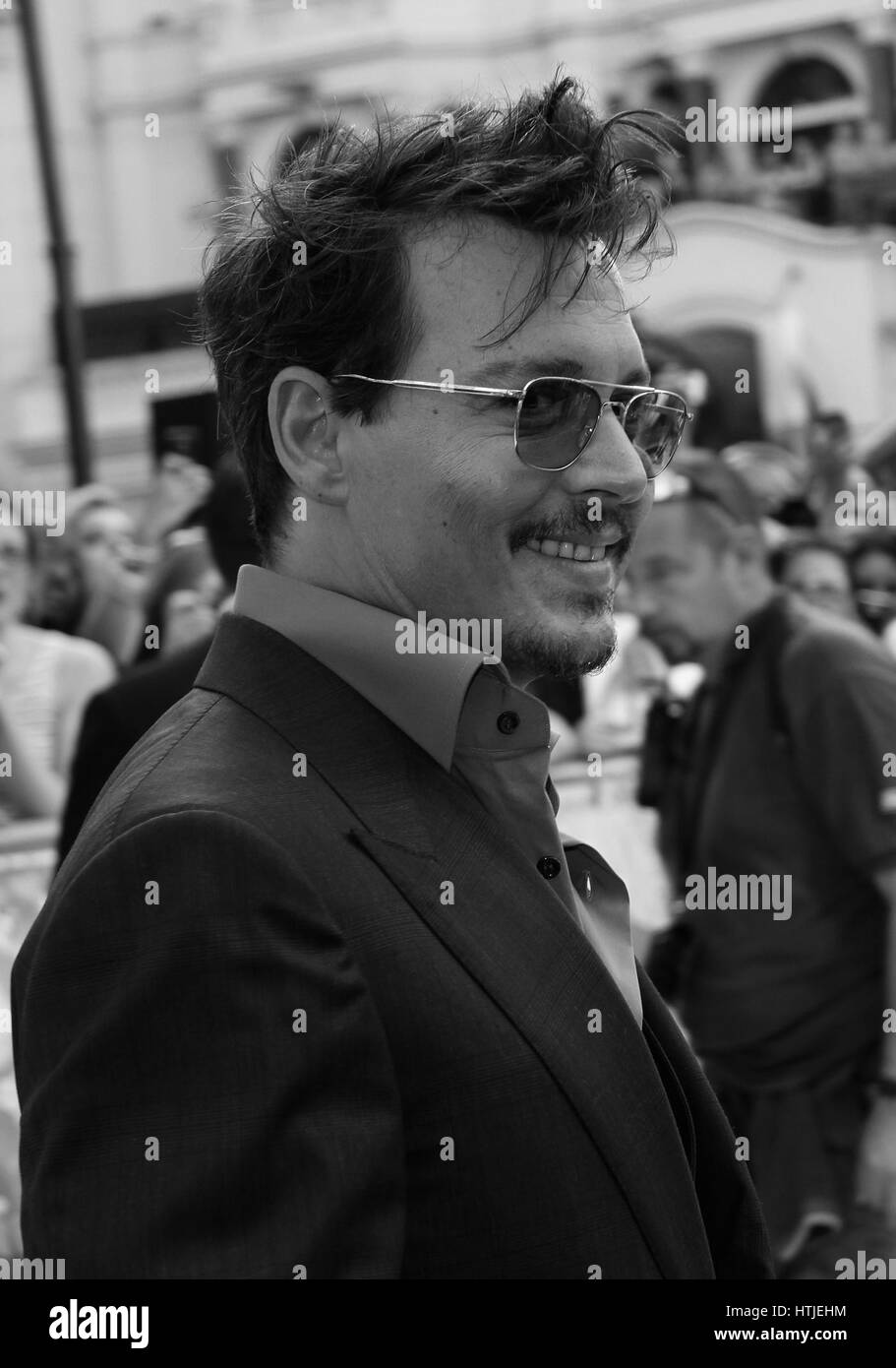 London, UK, 21. Juli 2013. Johnny Depp (Bild digital geändert werden monochrom) besucht die Premiere von "The Lone Ranger" im Odeon Leicester Square Stockfoto
