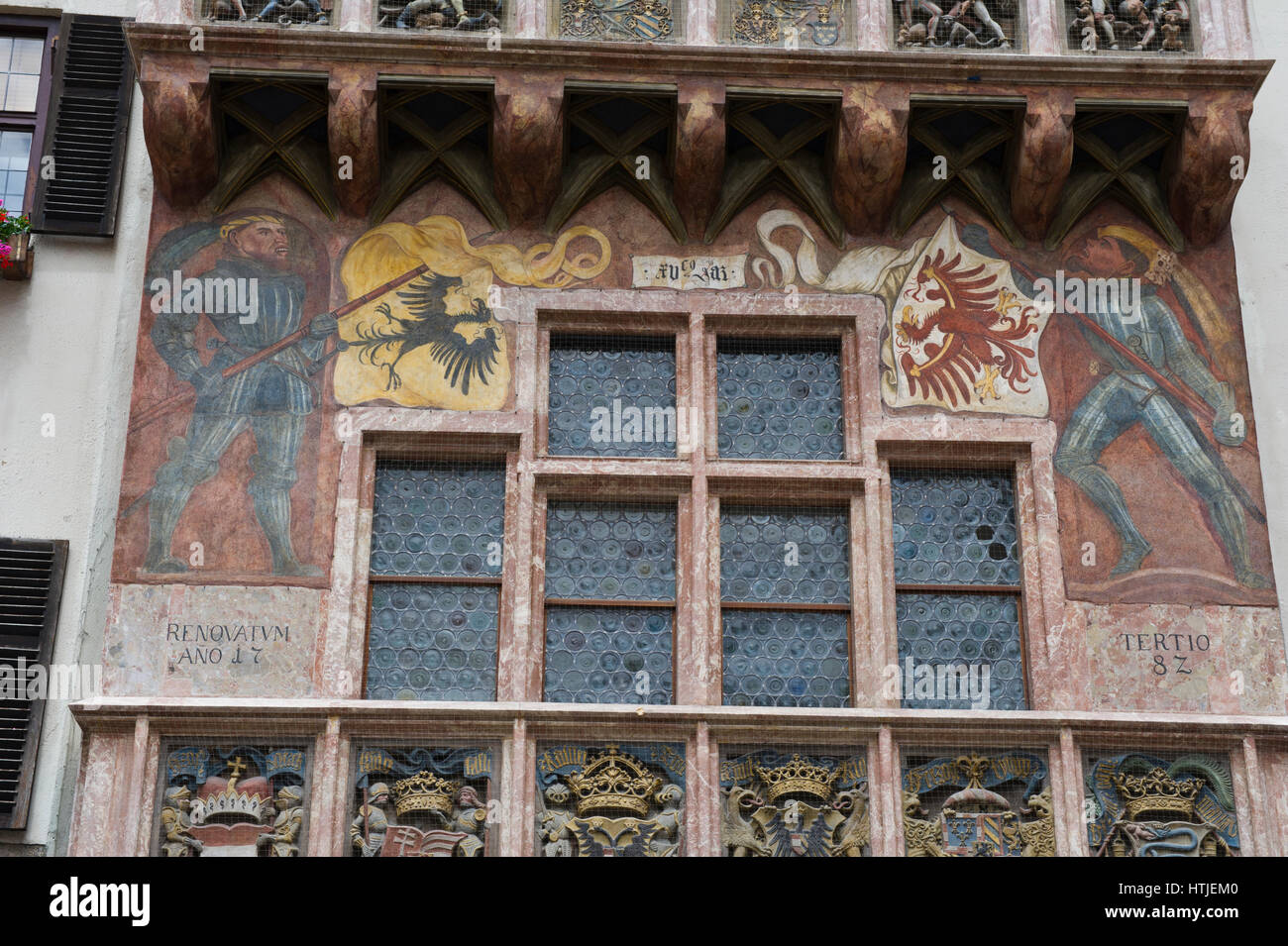 Die schönen, bunten Figuren an der Wand das Goldene Dachl (Goldenes Dachl) Gebäude, Altstadt, Innsbruck, Österreich Stockfoto