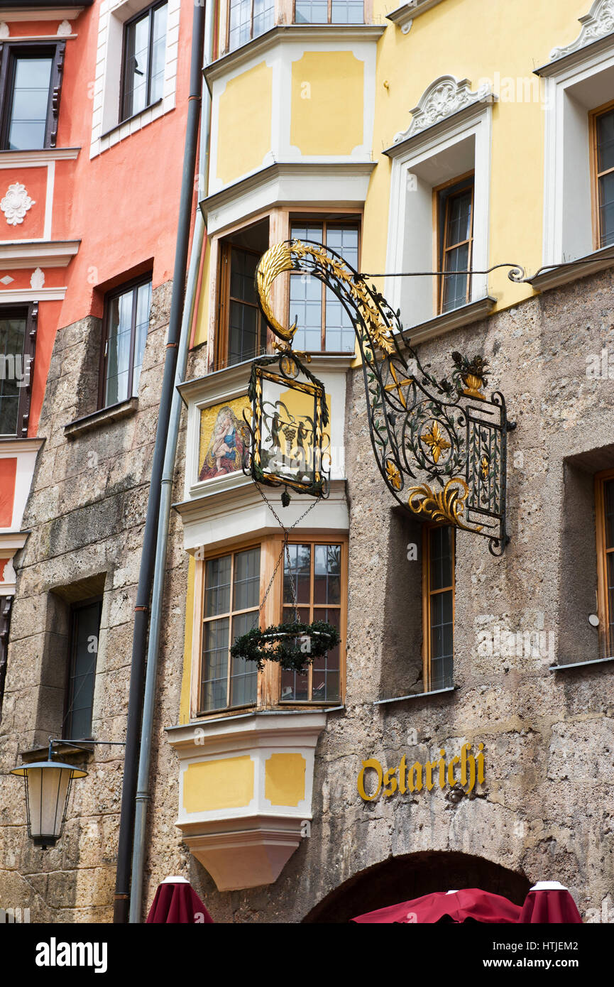 Eine reich verzierte Banner hängen vor einem Gebäude, Old Town, Tirol, Österreich Stockfoto