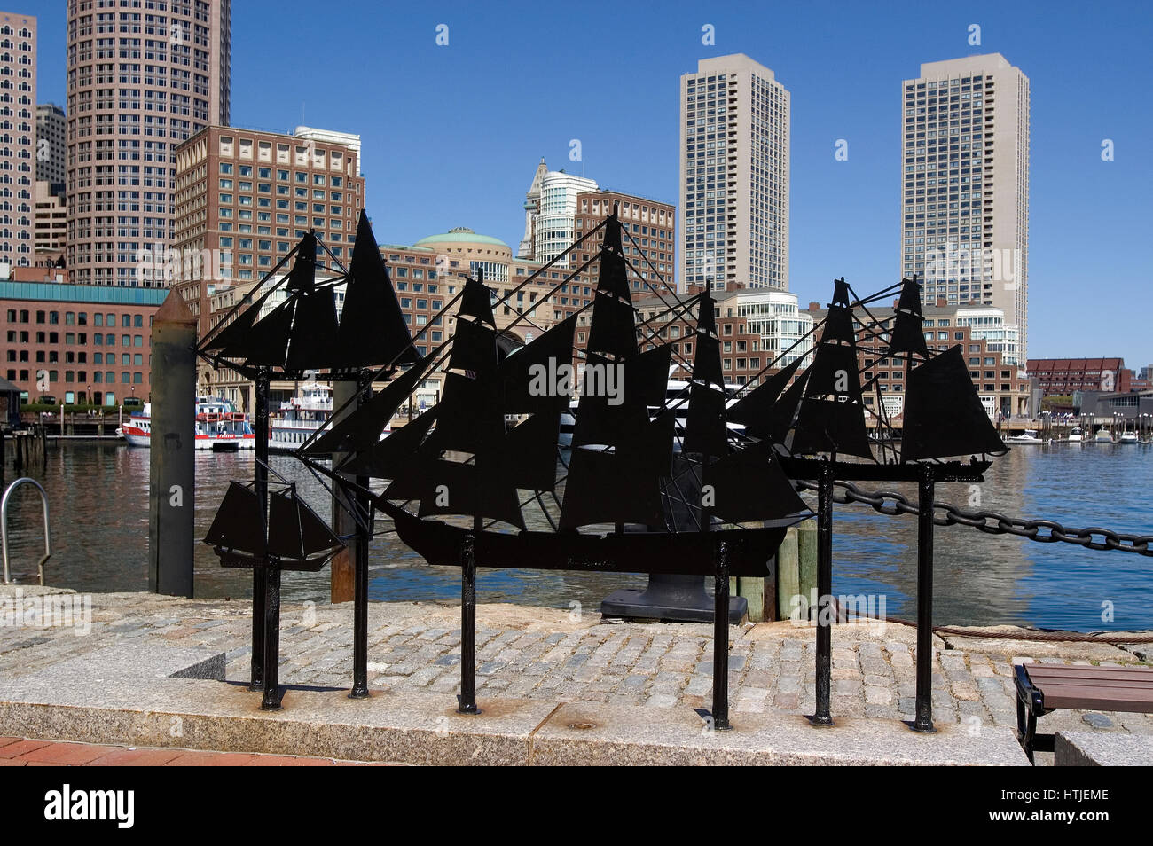Kunstwerk vor dem John Joseph Moakley Gerichtsgebäude mit der Innenstadt von Boston Waterfront und die Skyline hinter Stockfoto