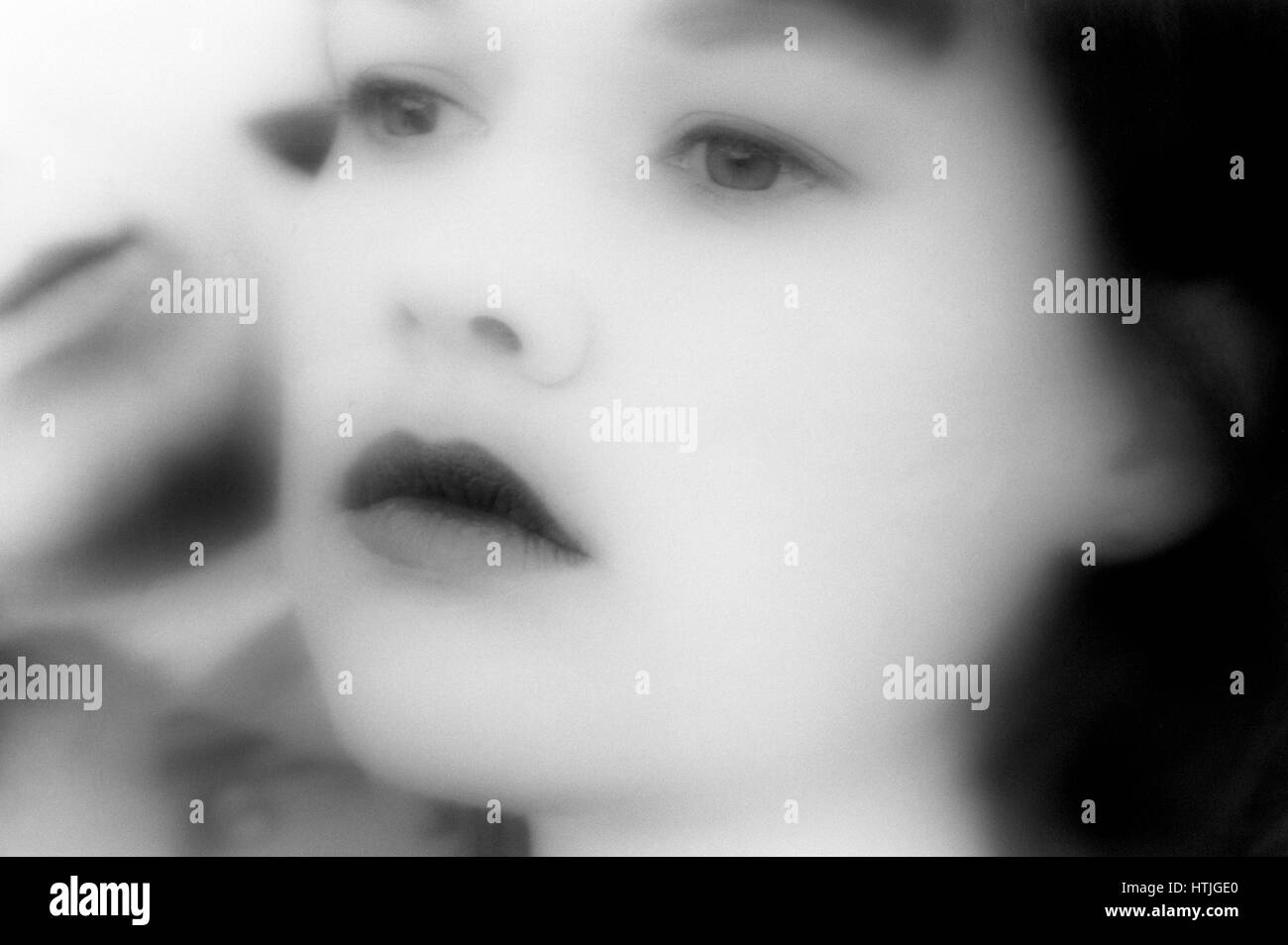 Frau mit Ausdruck zeigt Mangel an Vertrauen Stockfoto