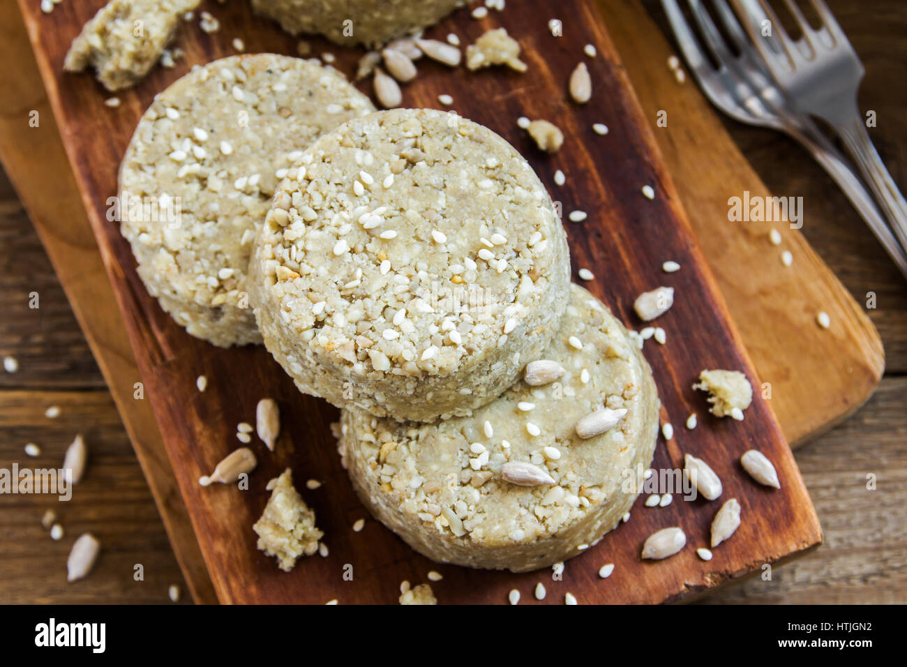 Hausgemachte Bio Sonnenblumenkerne, Sesam und Honig Halva - traditionelle östliche gesunde Bio-Ernährung Vegan vegetarisches köstliches Dessert Essen mit Nüssen, Stockfoto