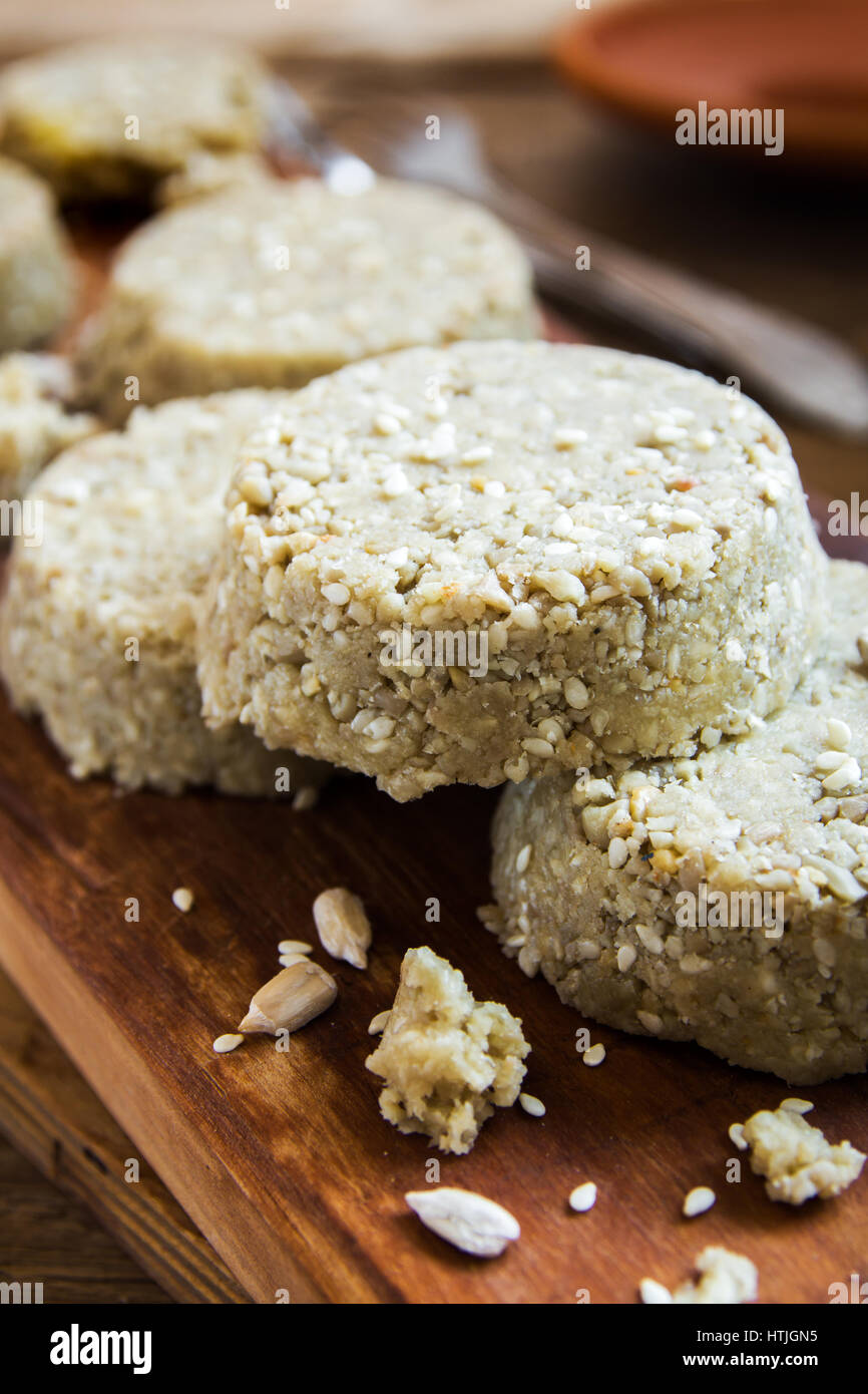 Hausgemachte Bio Sonnenblumenkerne, Sesam und Honig Halva - traditionelle östliche gesunde Bio-Ernährung Vegan vegetarisches köstliches Dessert Essen mit Nüssen, Stockfoto