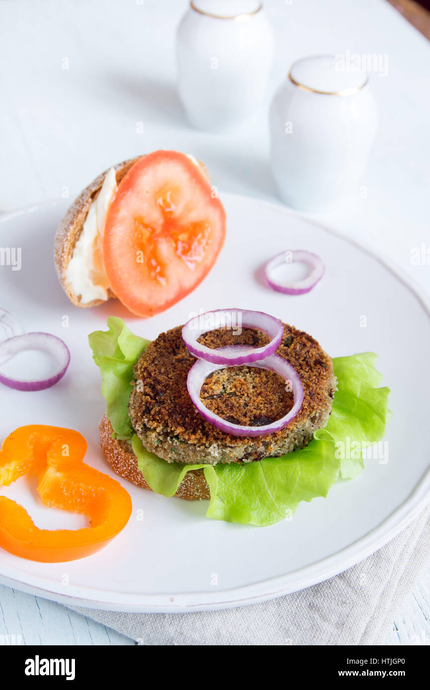 Vegetarische Linsensuppe Burger mit Gemüse auf weißen Teller - gesunde vegane Bio vegetarische Ernährung Fastfood Burger Mittagessen Stockfoto