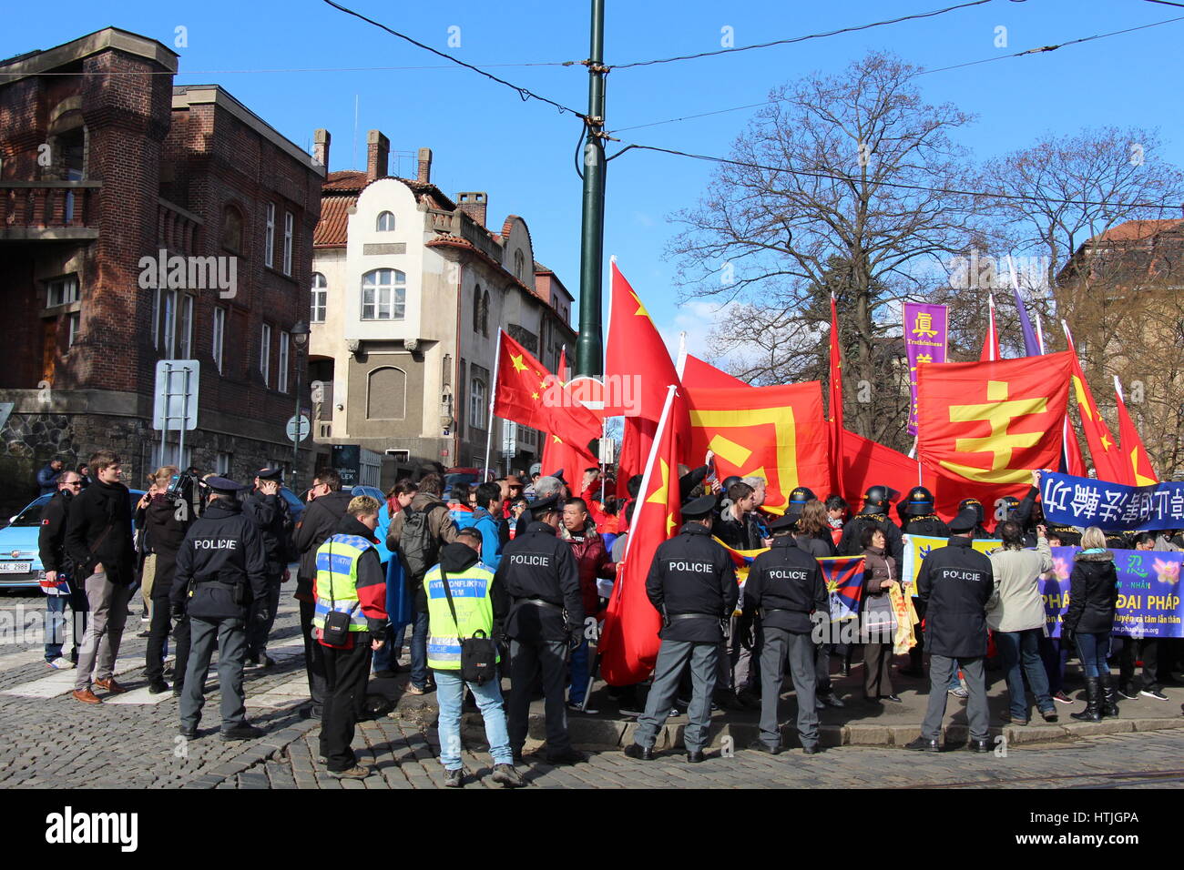 Ein Zusammentreffen von Ideologien in Prag: chinesische Staatsbürger winkte Banner, Xi Jinping unter den Praktizierenden von Falun Gong zu begrüßen, die Falun Banner angezeigt Stockfoto