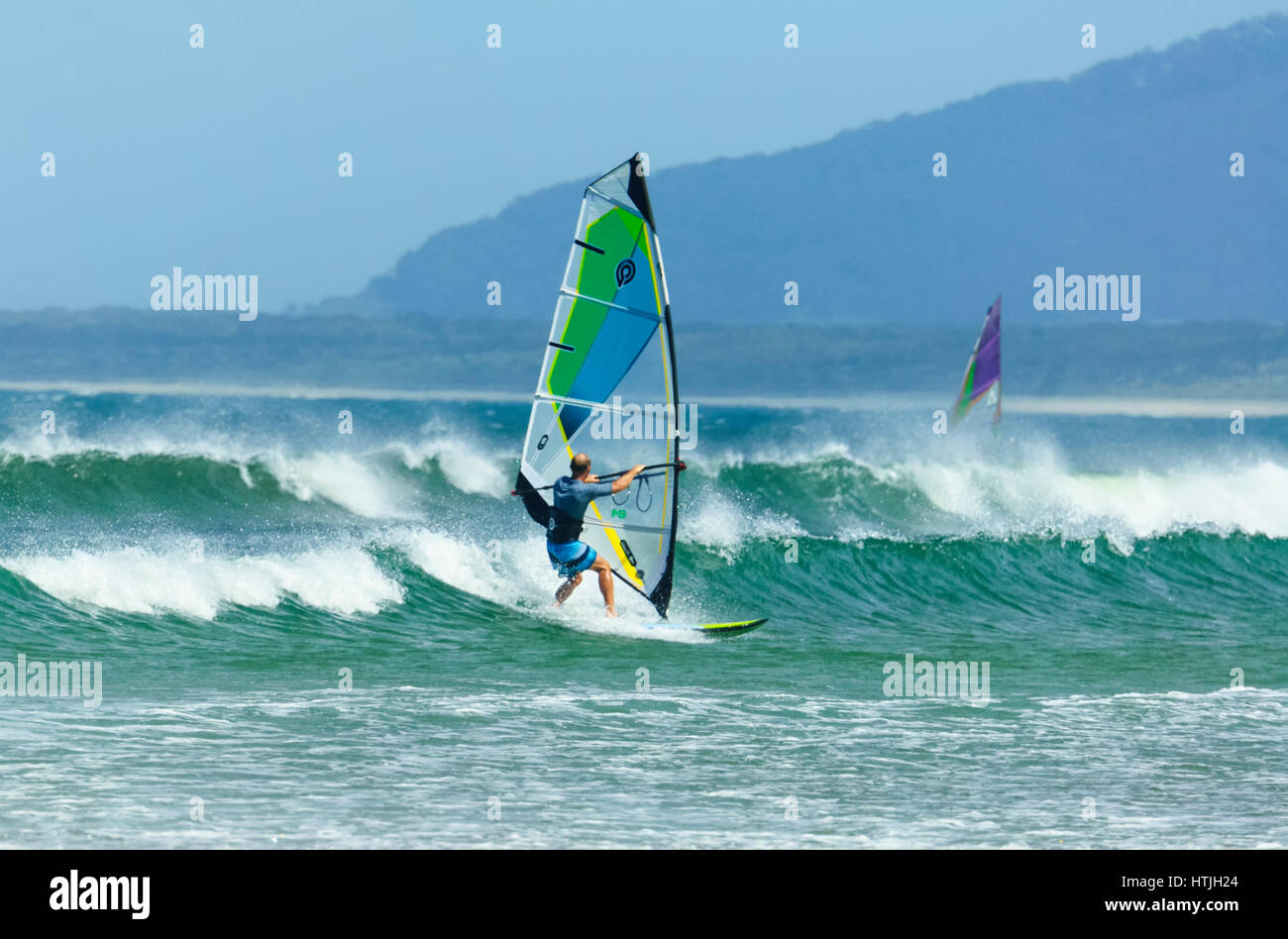 Windsurfer Surfen in schwerer See mit großen Wellen am Seven Mile Beach, Gerroa, Illawarra Coast, New-South.Wales, NSW, Australien Stockfoto