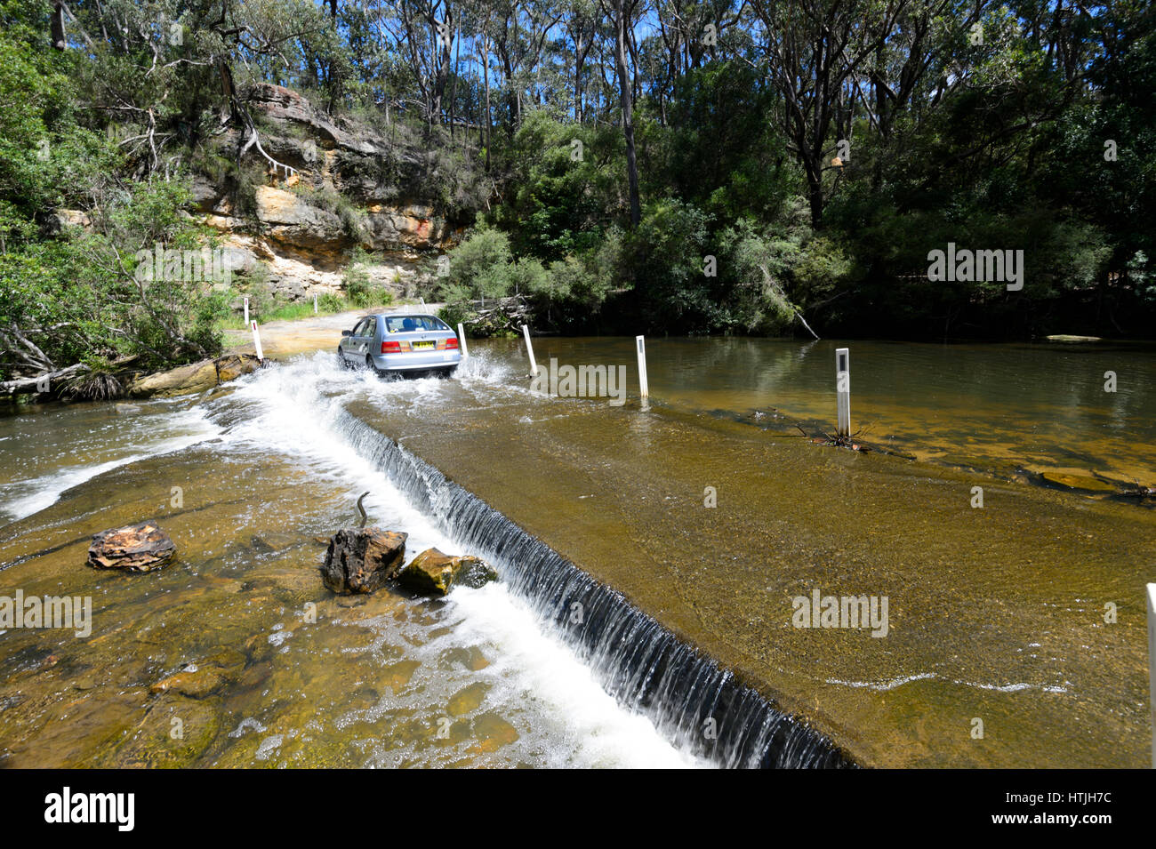 Auto über einen Bach Belmore Fälle, Barrengarry, in der Nähe von Robertson, Southern Highlands, New-South.Wales, NSW, Australien Stockfoto