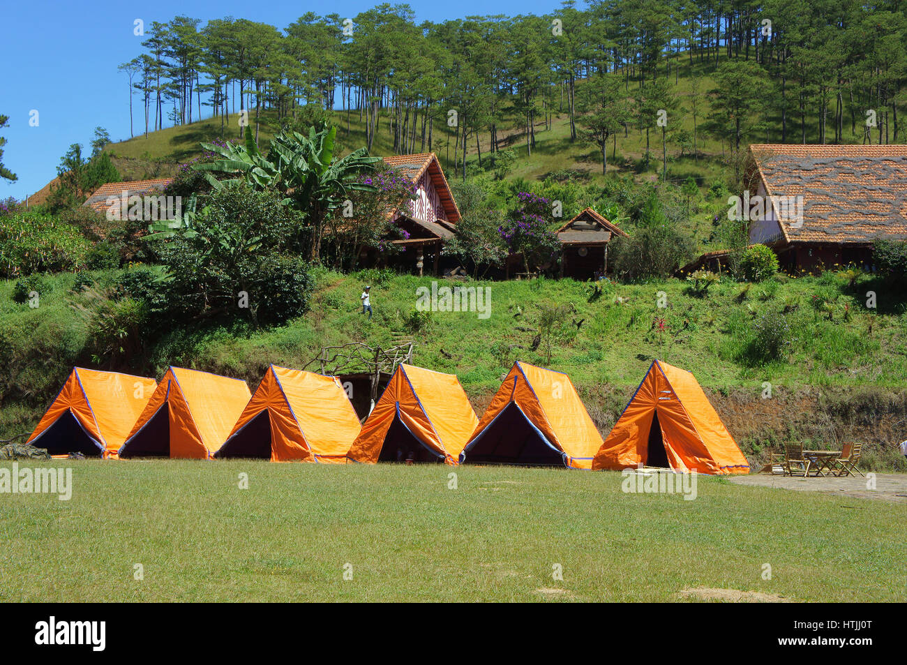 DA LAT, Vietnam, Cu Lan Dorf in Dalat Landschaft, Hotel und Holiday Resort unter Kiefer Dschungel camp auf Wiese für Öko-Tourismus, Dalat, Vietnam Stockfoto