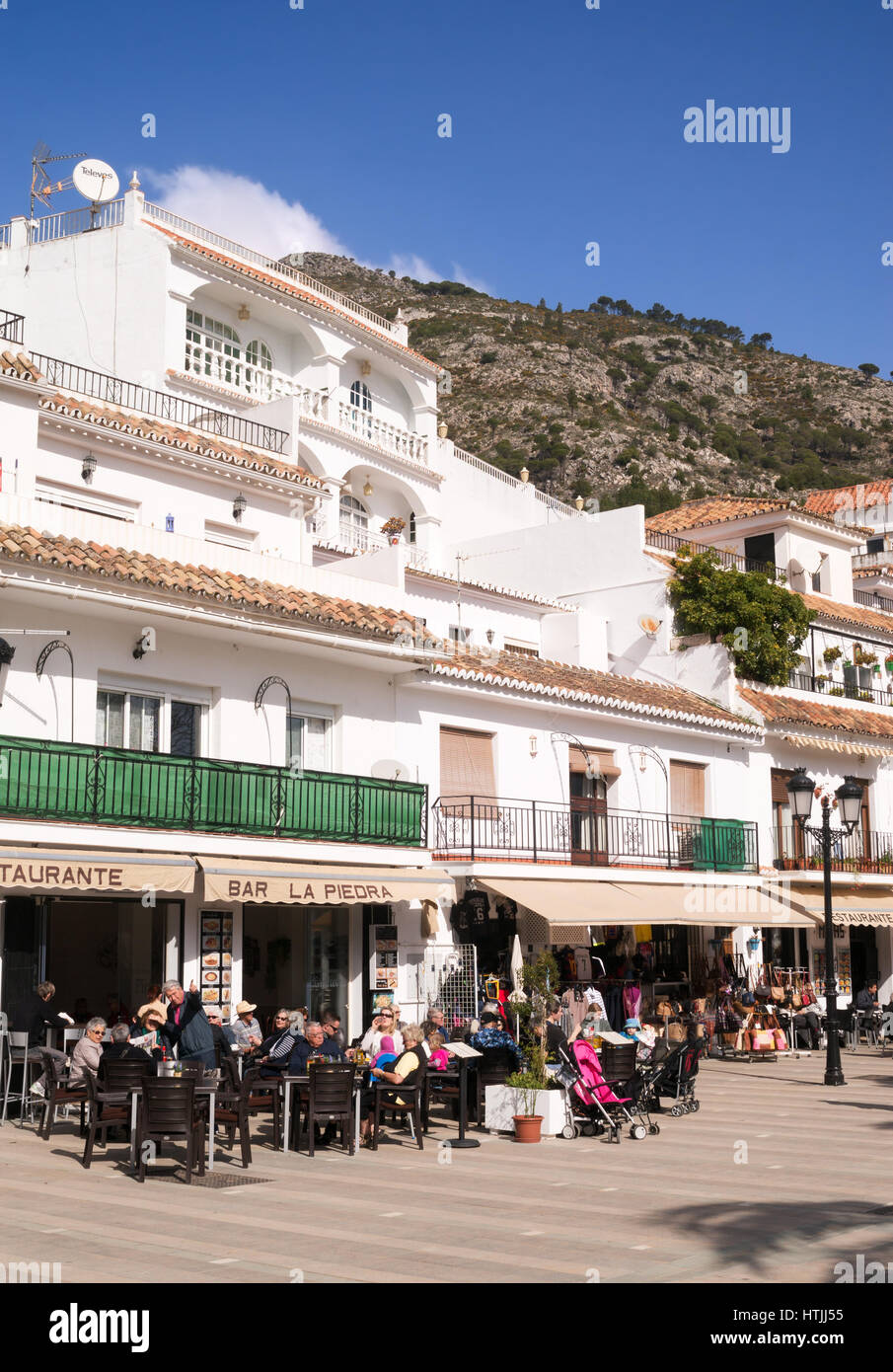 Menschen sitzen vor einem Restaurant in Mijas, Andalusien, Spanien, Europa Stockfoto