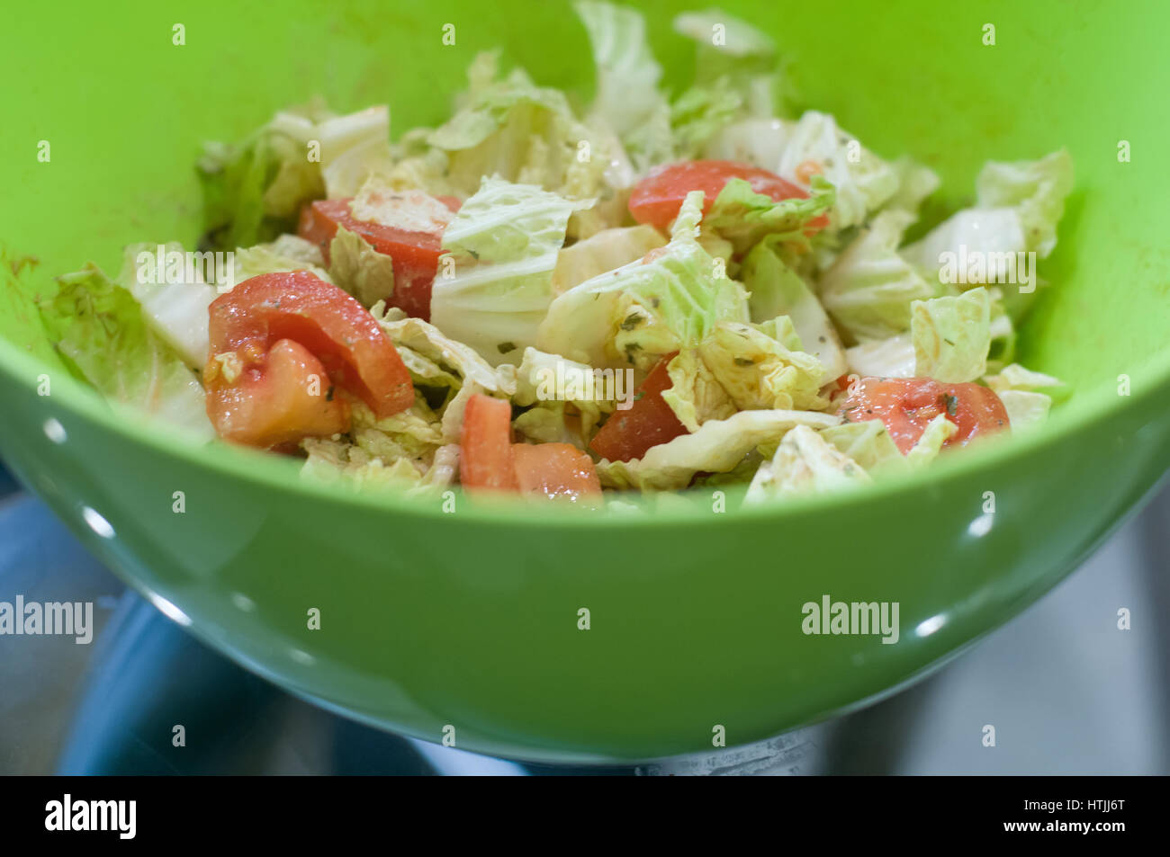 Griechischer Salat in große grüne Schüssel Nahaufnahme Stockfoto