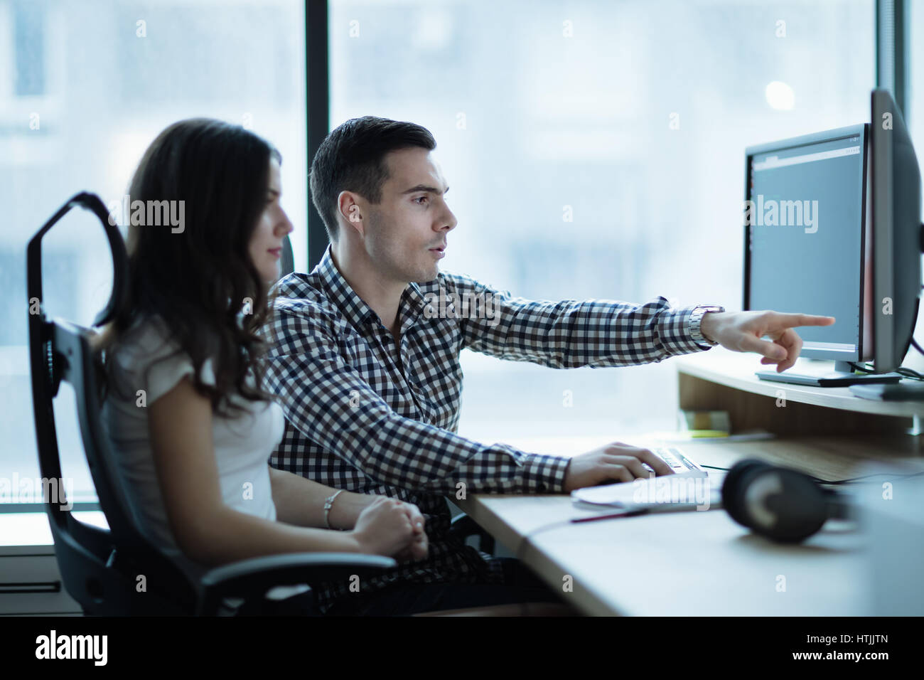 IT-Kollegen, die Entwicklung von Software im Büro Stockfoto