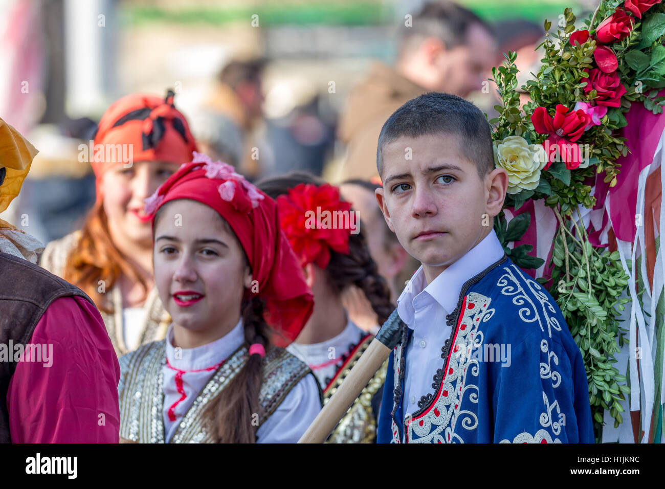 PERNIK, Bulgarien - 27. Januar 2017: Zwei Jugendliche gekleidet sind an Surva, das internationale Festival der Maskerade Spiele durchführen Stockfoto