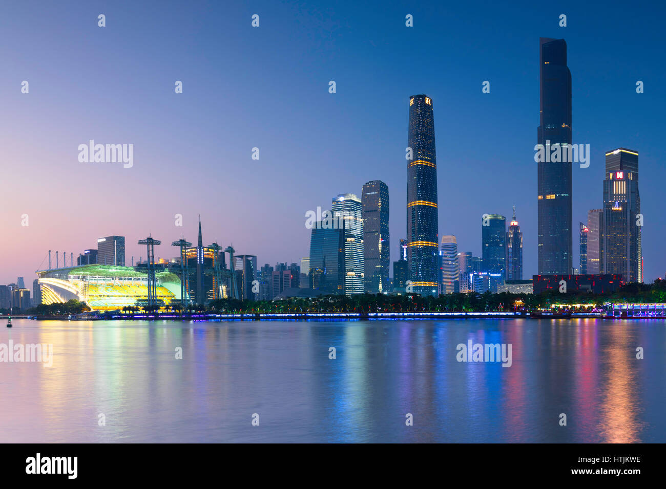 Skyline von Tianhe in der Abenddämmerung, Guangzhou, Guangdong, China Stockfoto