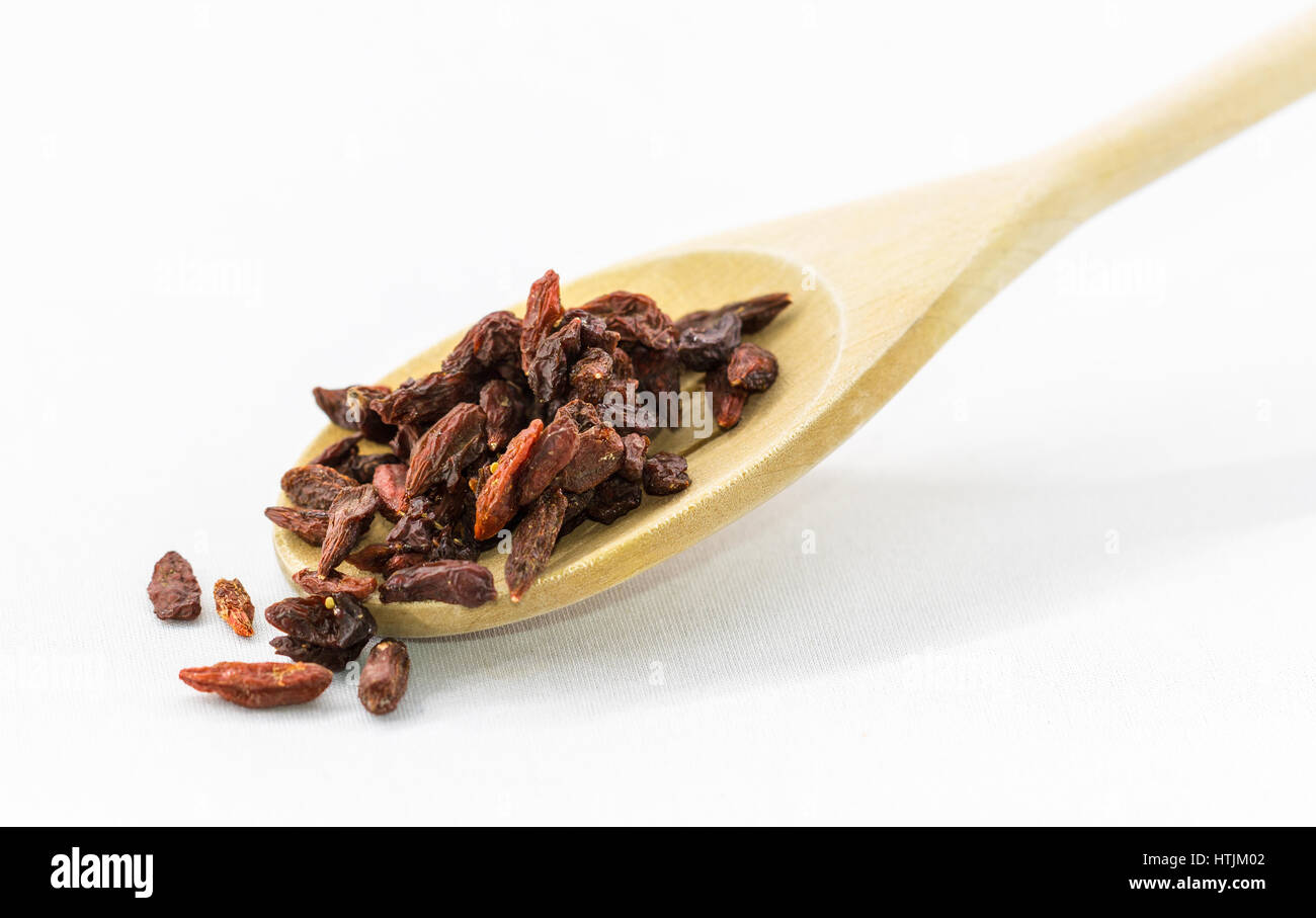 Kochlöffel mit getrockneten Goji-Beere. Goji-Beeren, isoliert auf weiss. Stockfoto