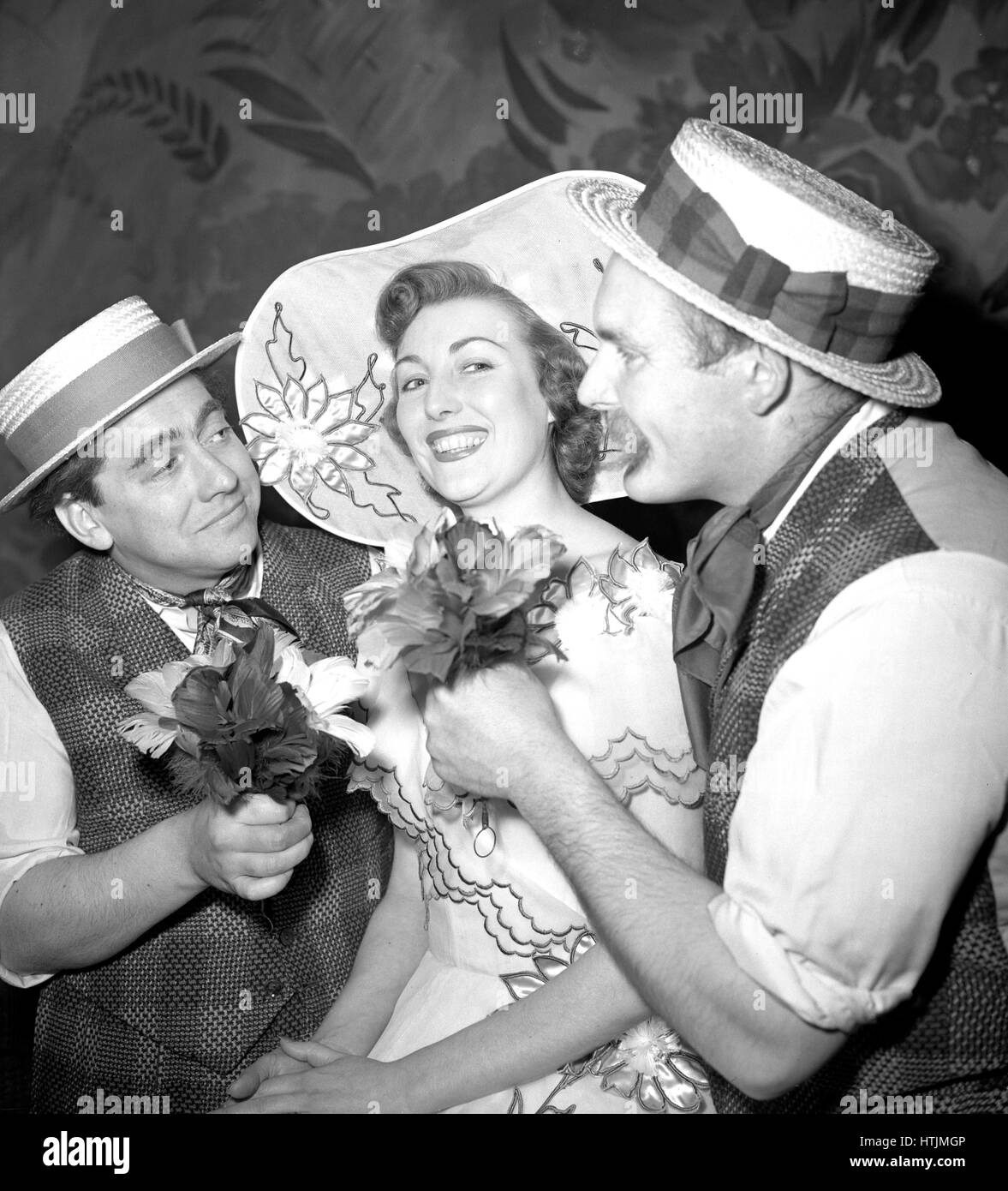 Sängerin Vera Lynn probt mit Komiker Tony Hancock (links) und Jimmy Edwards für die neue Revue London lacht, Eröffnung am Adelphi Theatre in London. Eine Szene inspiriert durch den berühmten Obst und Blumen-Markt ist in der Show zu sehen. Stockfoto