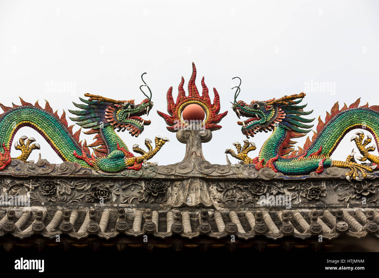 Drachen auf der Oberseite Hualin Tempel in Guangzhou, China. Stockfoto