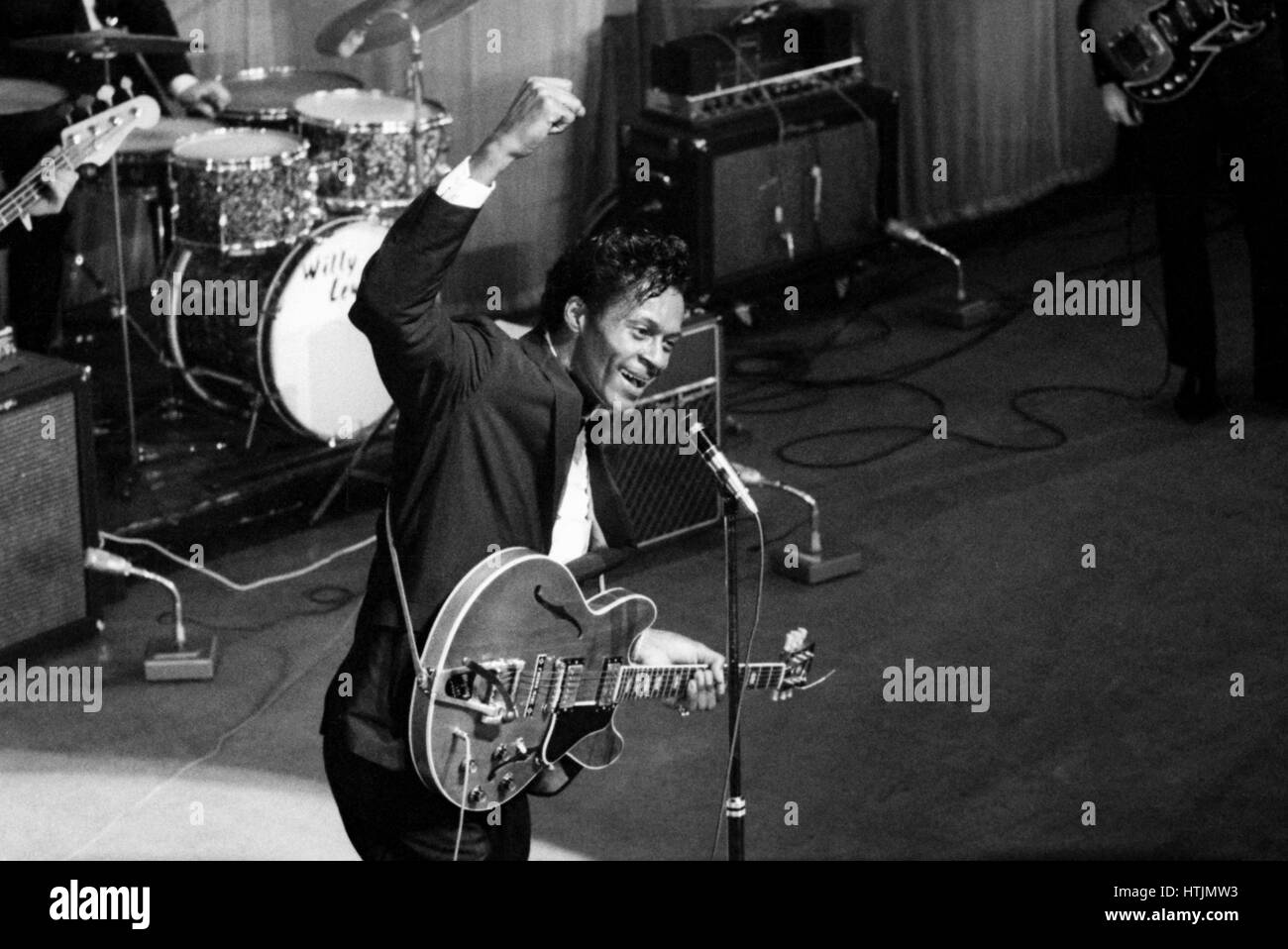 US-amerikanischer Sänger und Gitarrist Chuck Berry während eines Konzerts in der Olympiahalle in Paris im Jahre 1964. Stockfoto