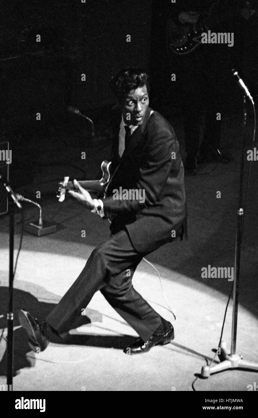 US-amerikanischer Sänger und Gitarrist Chuck Berry während eines Konzerts in der Olympiahalle in Paris im Jahre 1964. Stockfoto