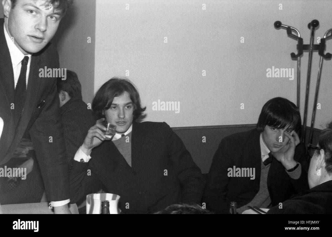 Mitglieder der britischen Rockband The Kinks, Dave Davies und Mick Avory, einen Drink in der Paris Bar. 23. Februar 1965 Stockfoto