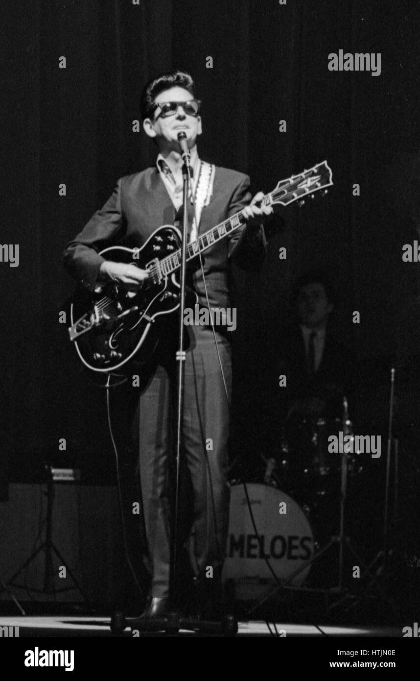 Amerikanischen Sänger Roy Orbison erklingt in der Olympiahalle in Paris im März 1965. Stockfoto