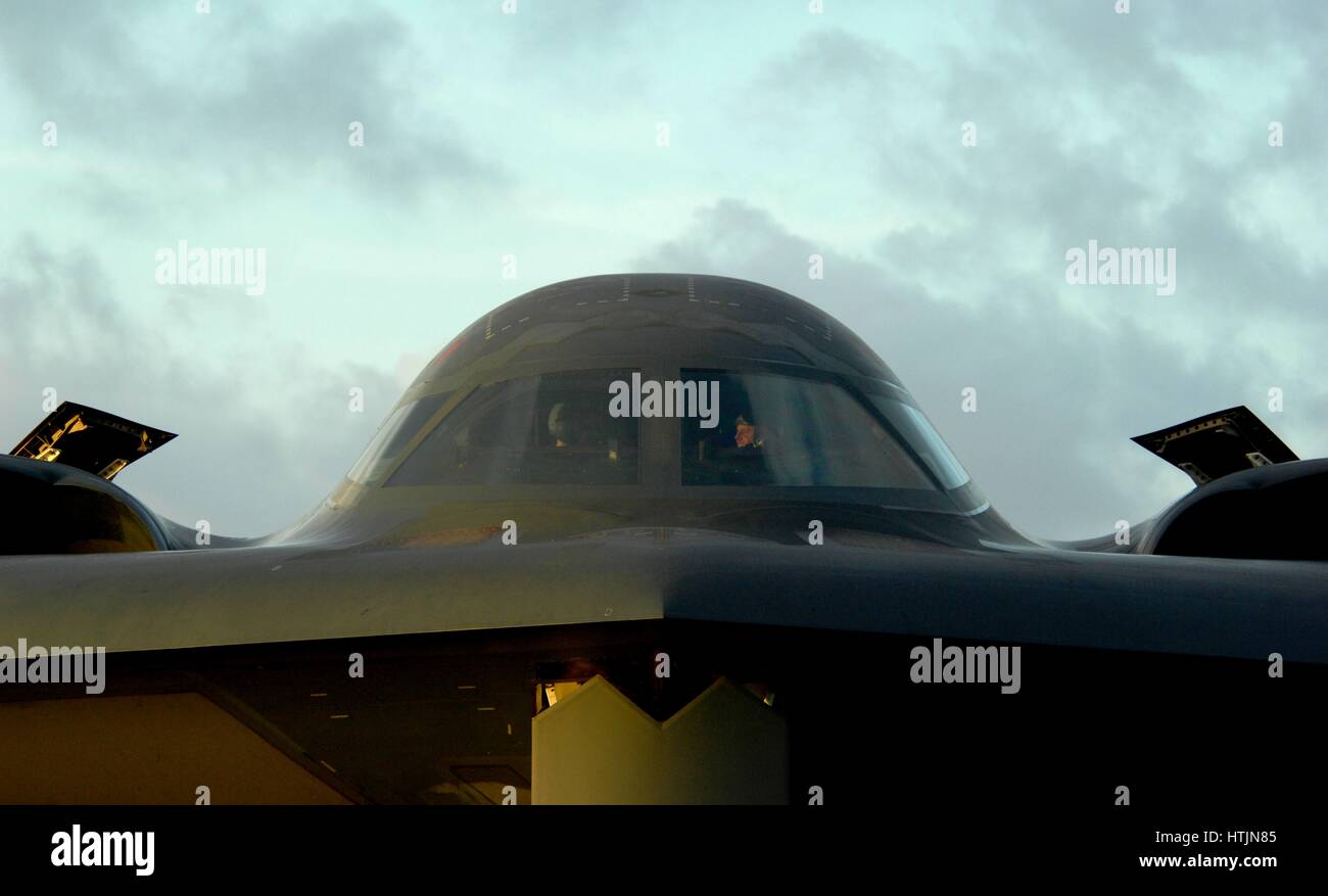 Ein Northrop Grumman B-2 Spirit Stealth Bomber Flugzeug landet auf der Landebahn auf dem Luftwaffenstützpunkt Anderson 23. Februar 2009 in Yigo, Guam.        (Foto von Kevin J. Grünwald /U.S. Air Force über Planetpix) Stockfoto