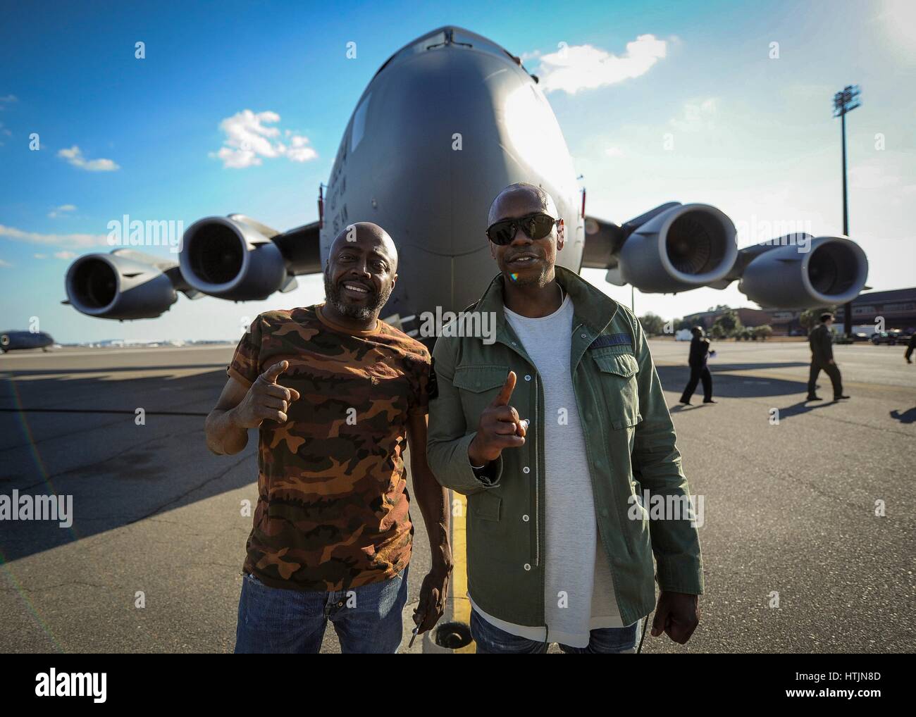 Schauspieler und Komiker Donnell Rawlings (links) und Dave Chappelle posieren vor einer Boeing c-17 Globemaster III Fracht und Transport Flugzeug während eines Besuchs in gemeinsame Basis Charleston 2. Februar 2017 in Charleston, South Carolina.        (Foto von Tom Brading EURO1 Air Force über Planetpix) Stockfoto