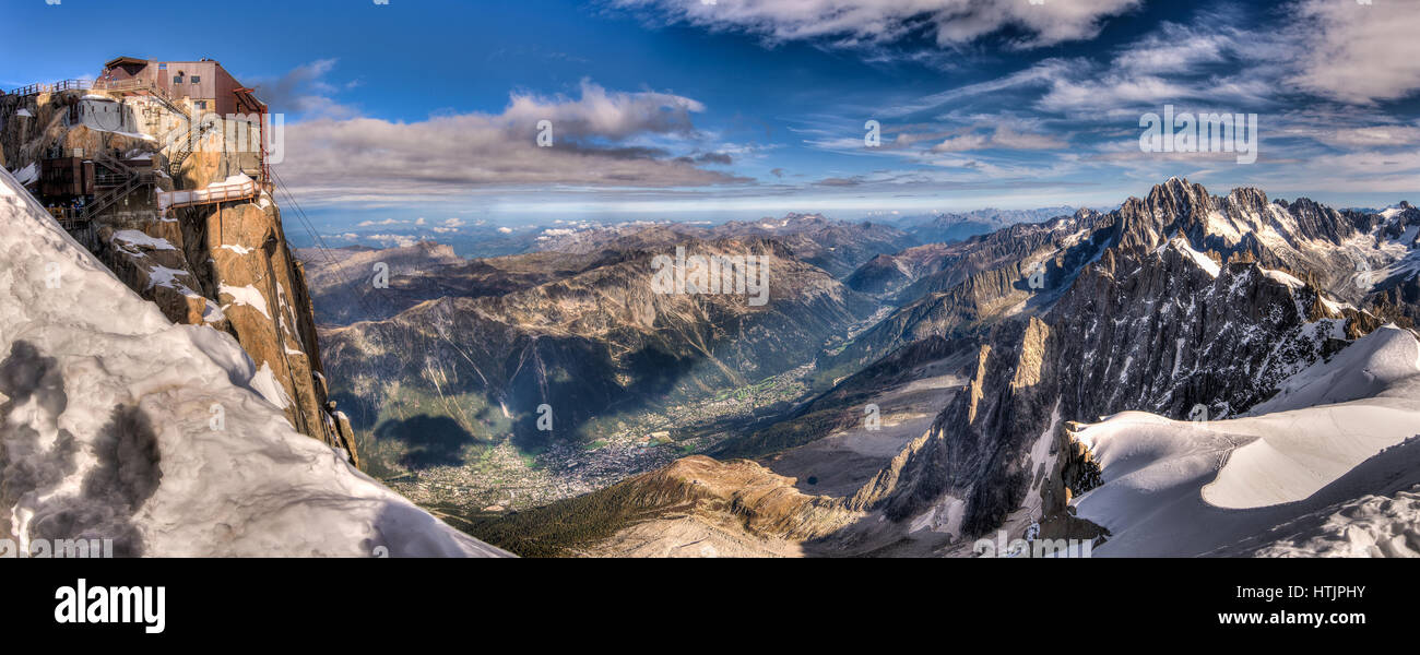 Spektakuläre Aussicht auf dem Gipfel der Aiguille du Midi in Chamonix, Frankreich. Stockfoto