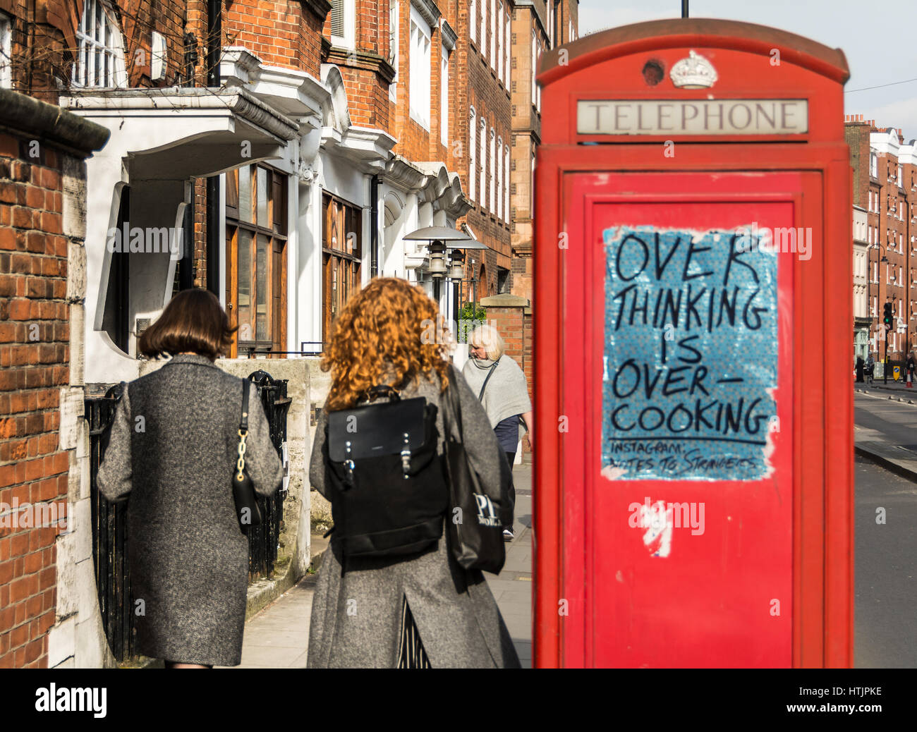 Über denken ist Kochen über Aufkleber auf einer Londoner Telefonzelle Stockfoto