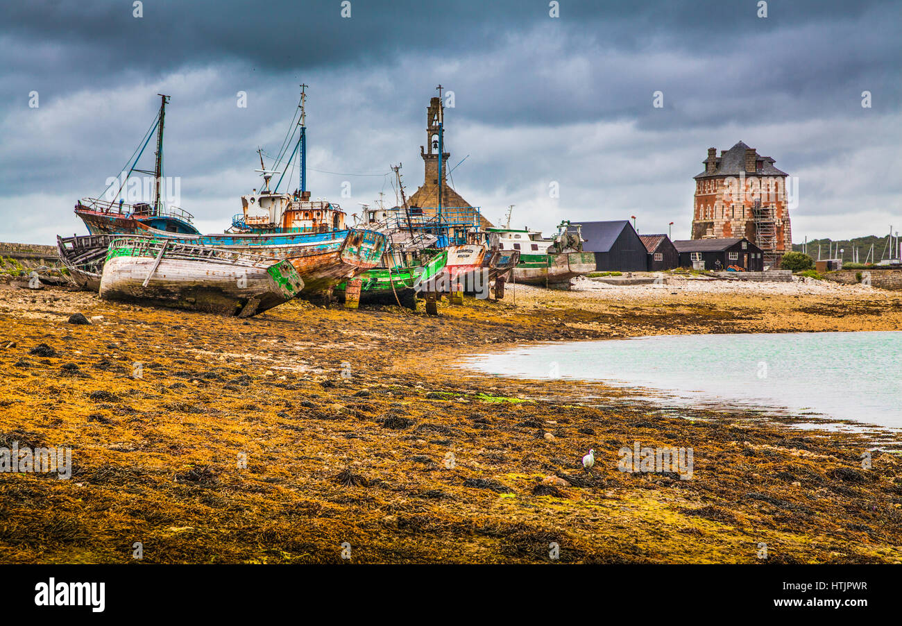 Schöne Aussicht verlassen der alten Schiffswracks liegen am Strand mit dunklen dramatische Wolken im Sommer, Gemeinde von Camaret-Sur-Mer, Bretagne, Frankreich Stockfoto