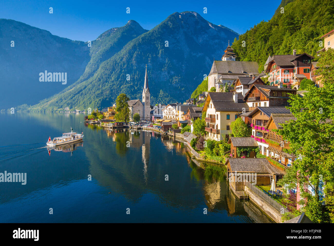 Malerischen Postkarten-Blick auf berühmte Hallstatt Bergdorf in den österreichischen Alpen mit Passagierschiff im schönen Morgenlicht im Sommer Stockfoto