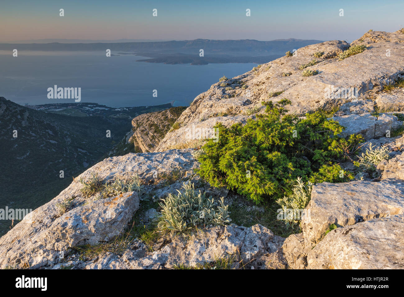 Bei Sonnenaufgang ist der felsige Gipfel des Berges Vidova Gora Pflanzen. Adria. Insel Brac. Kroatien. Europa. Stockfoto