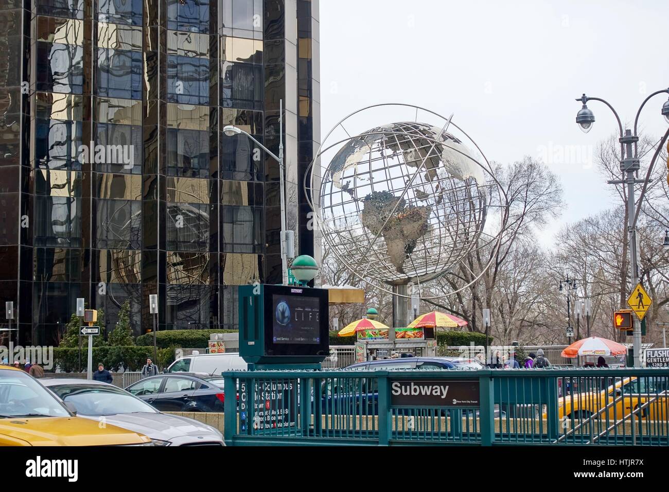 U-Bahn-Eingang, Trump Building und Globus. Columbus Circle, New York City. Stockfoto