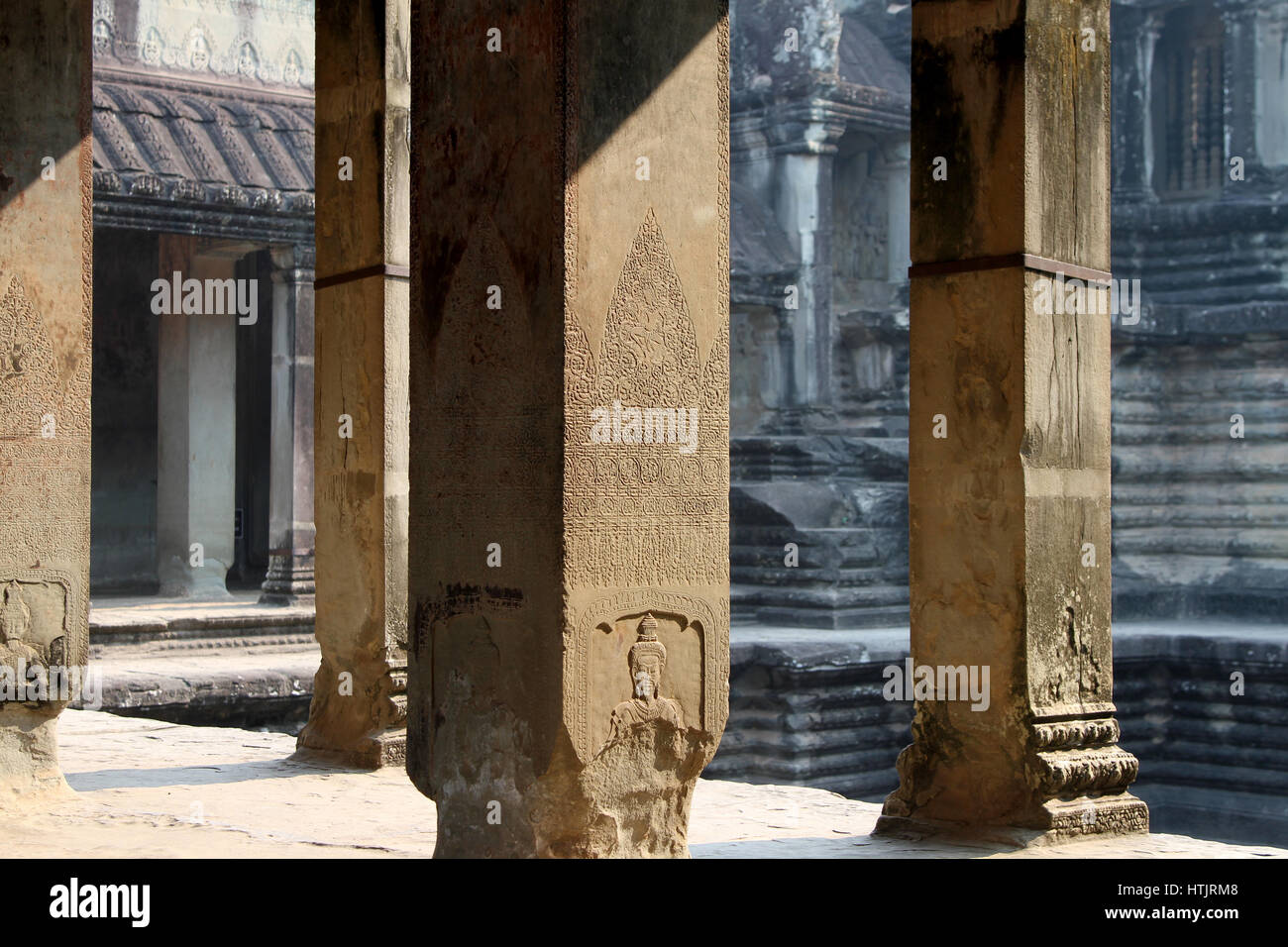 Details der geschnitzten Säulen im Inneren Tempel Angkor Wat, Kambodscha Stockfoto