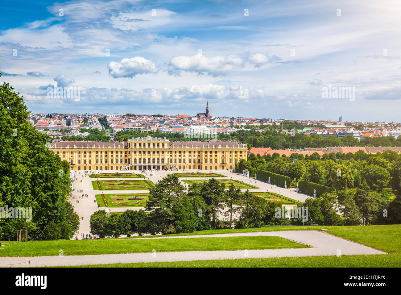 Klassische Ansicht des berühmten Schloss Schönbrunn mit malerischen großen Parterres Garten an einem schönen sonnigen Tag mit blauem Himmel und Wolken im Sommer, Wien, Österreich Stockfoto