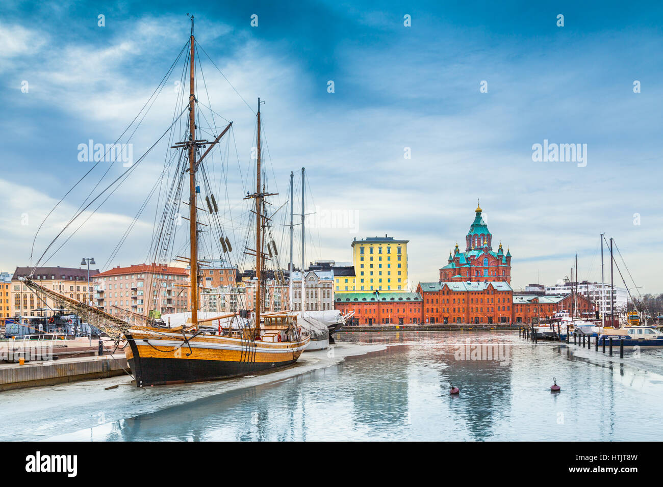 Schöne Aussicht auf die alte Stadt von Helsinki mit berühmten Uspenski östliche orthodoxe Kathedrale und alten Hafen im Stadtteil von Helsinki Katajanokka Stockfoto