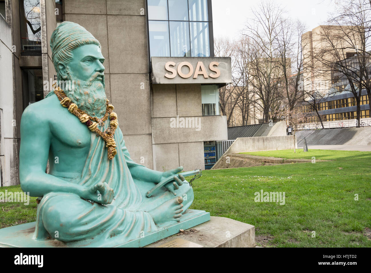 Der School of Oriental and African Studies (SOAS), mit der Statue des tamilischen Dichters Thiruvalluvar Stockfoto