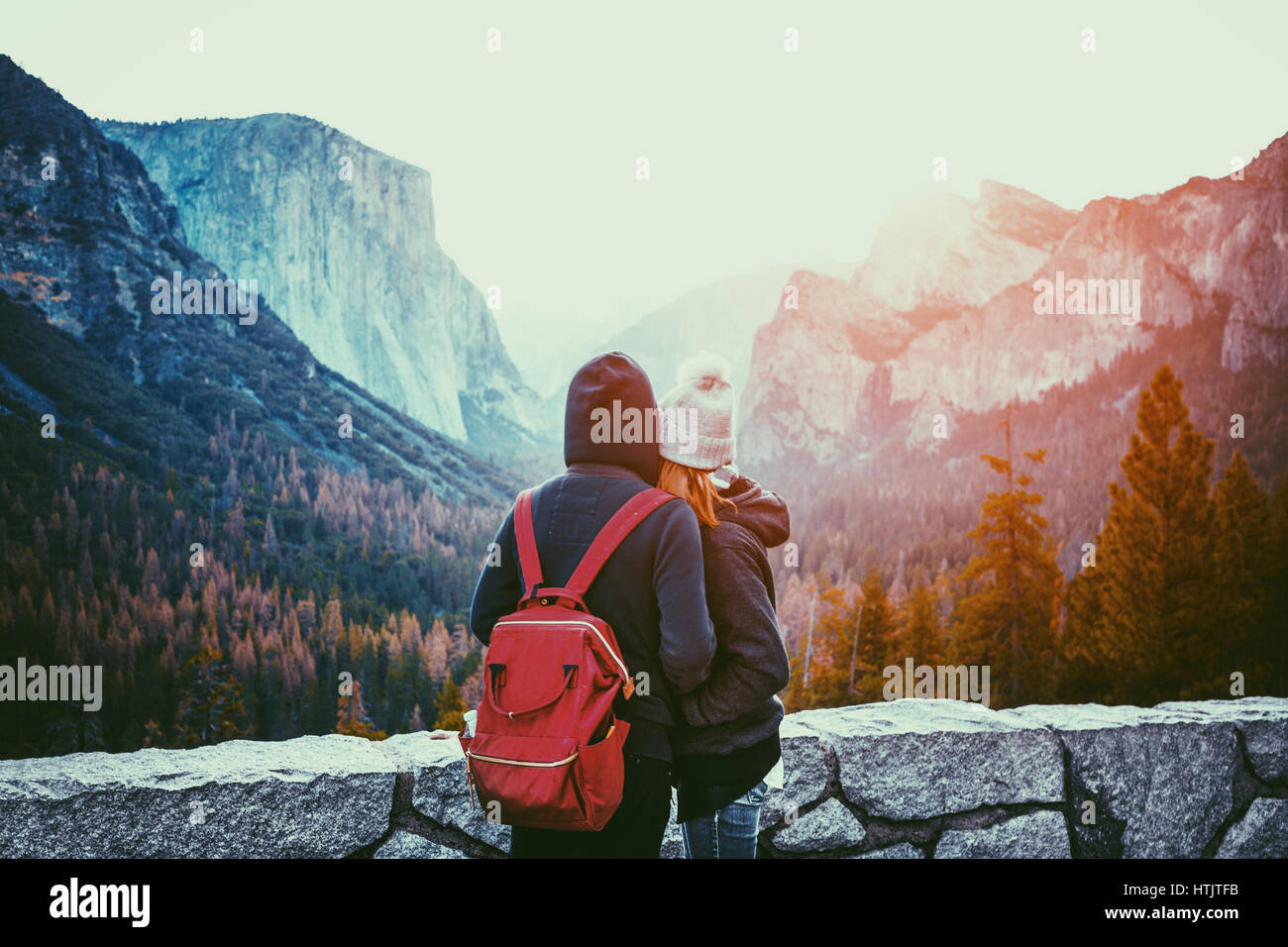 Romantischen Blick eines jungen Paares, die berühmten Tunnel Aussicht genießen im schönen goldenen Morgenlicht bei Sonnenaufgang im Yosemite Valley im Sommer, California, USA Stockfoto