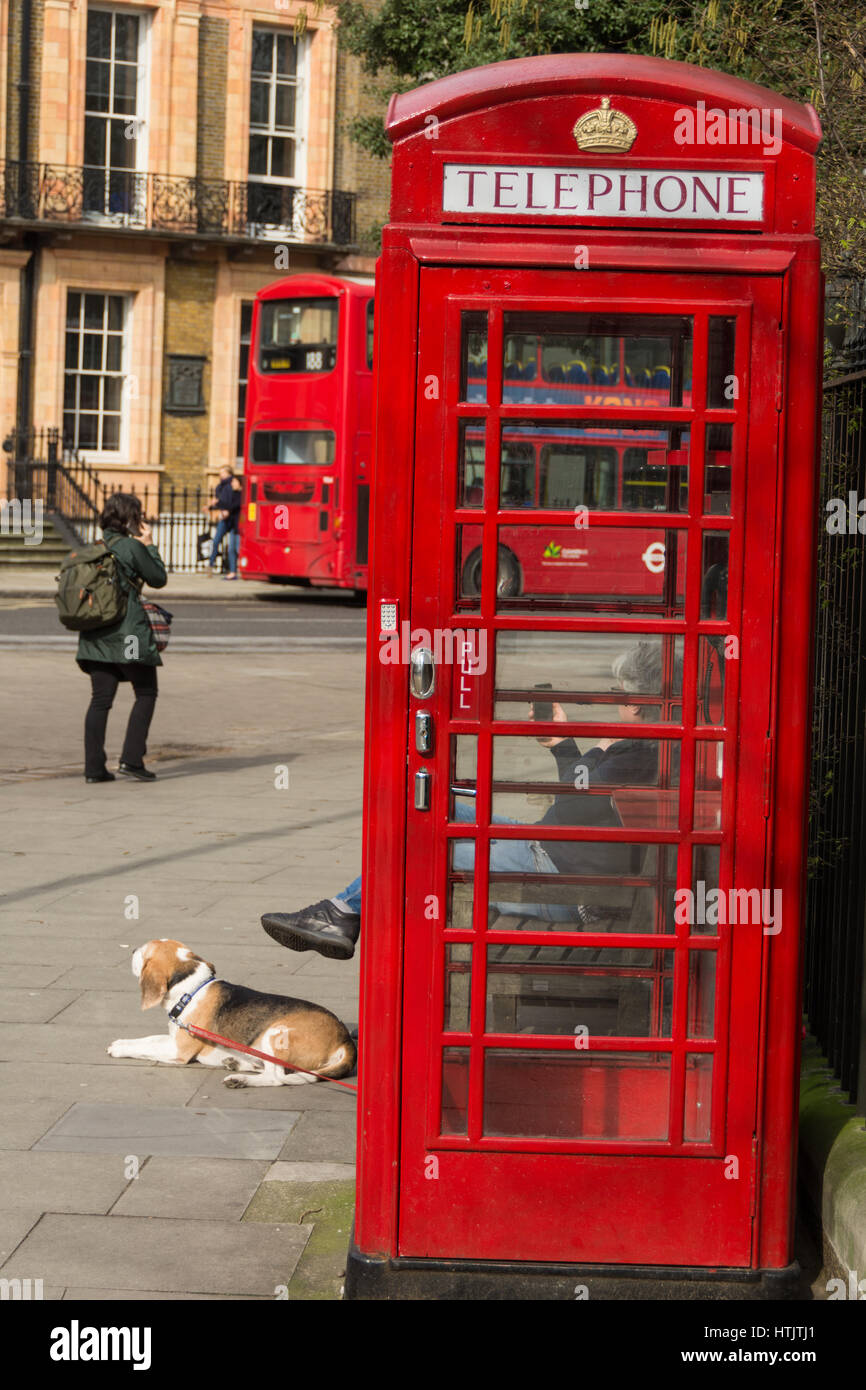 Ein Pod Werke rotes Telefon Kiosk Büro in Russell Square, London, England, UK Stockfoto