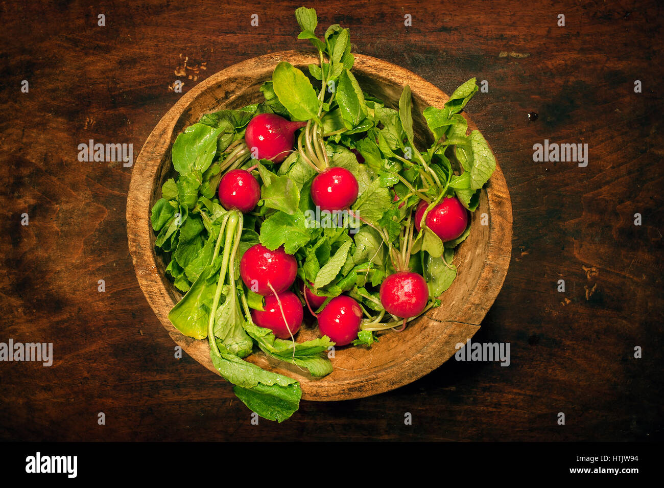 Draufsicht der frische Bio Radieschen in einem Teller auf Holztisch Stockfoto